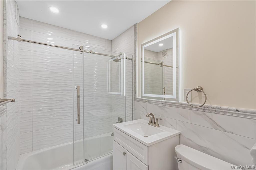 Bayside, New York, 11360, United States, 2 Bedrooms Bedrooms, ,2 BathroomsBathrooms,Residential,For Sale,1974426