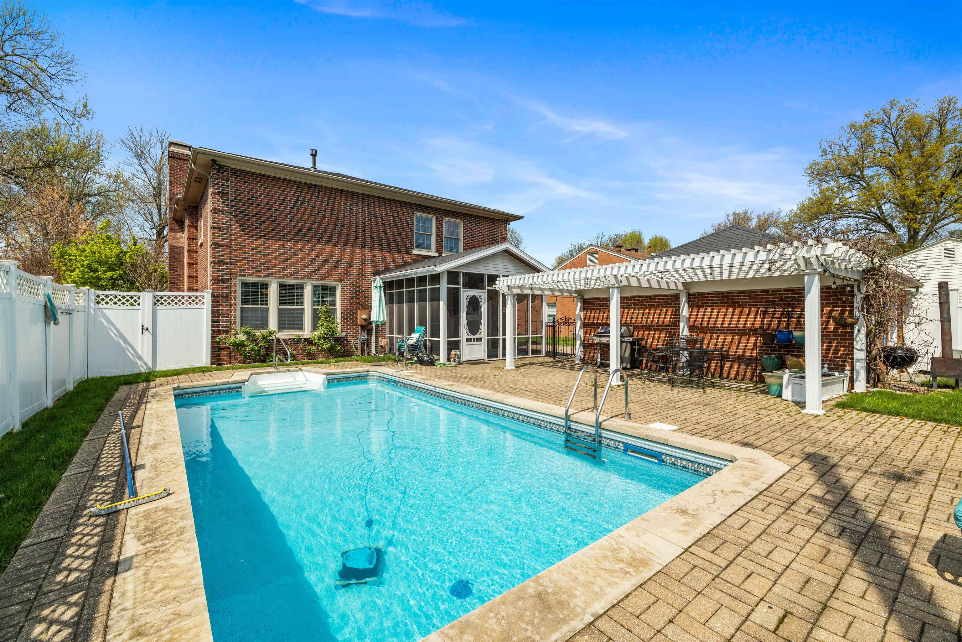 Owensboro, Kentucky, 42301, United States, 4 Bedrooms Bedrooms, ,4 BathroomsBathrooms,Residential,For Sale,1924397