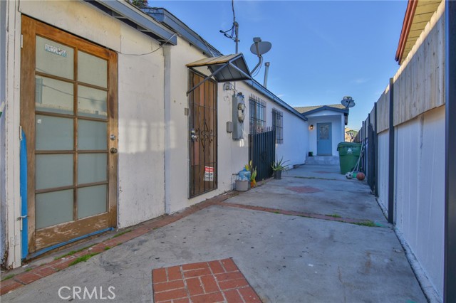 Los Angeles, California, 90003, United States, 4 Bedrooms Bedrooms, ,Residential,For Sale,2010724