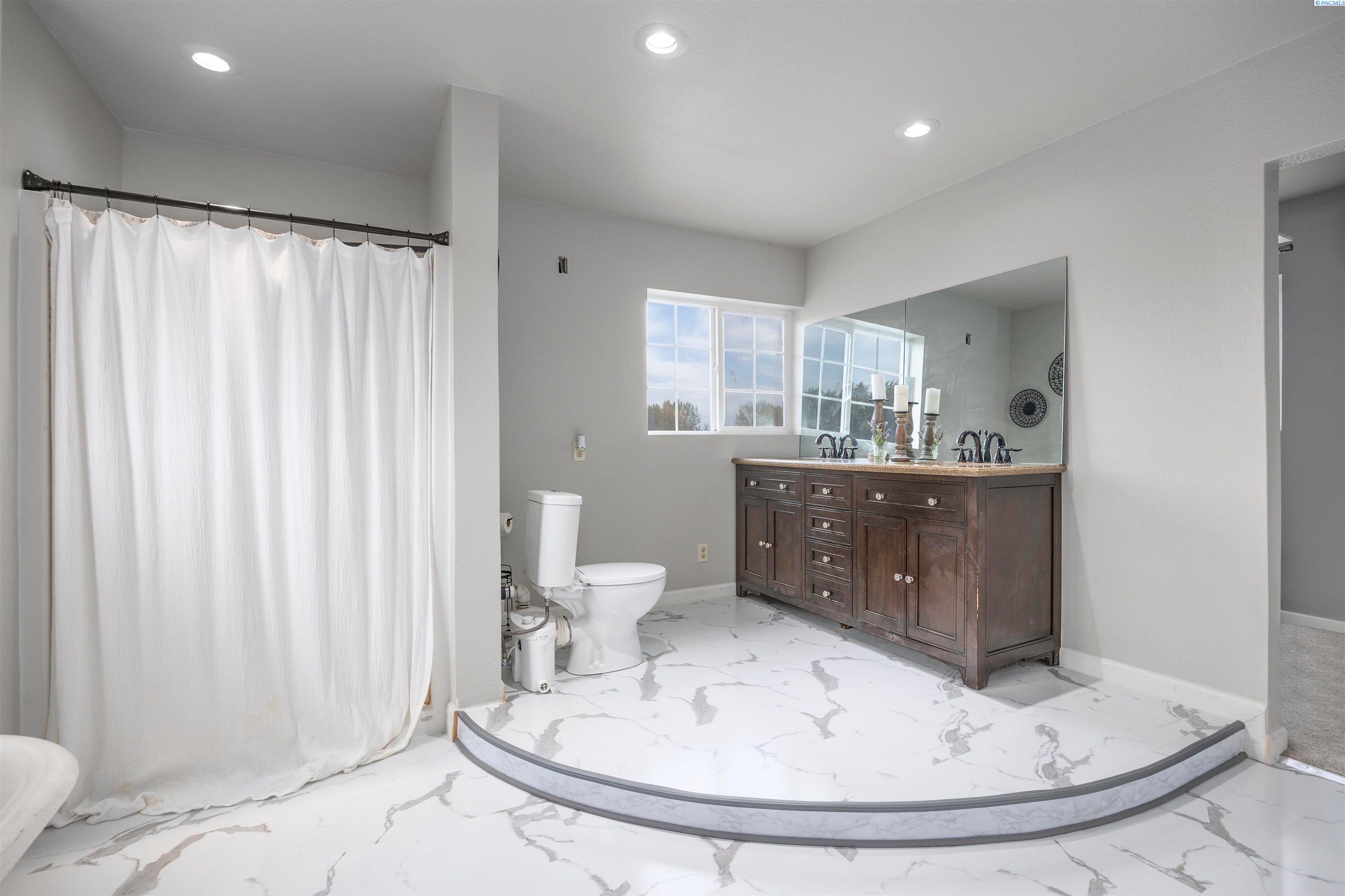 Richland, Washington, 99354, United States, 3 Bedrooms Bedrooms, ,2 BathroomsBathrooms,Residential,For Sale,1978459