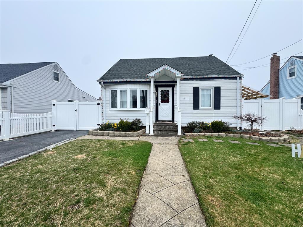 Copiague, New York, 11726, United States, 4 Bedrooms Bedrooms, ,3 BathroomsBathrooms,Residential,For Sale,1779560