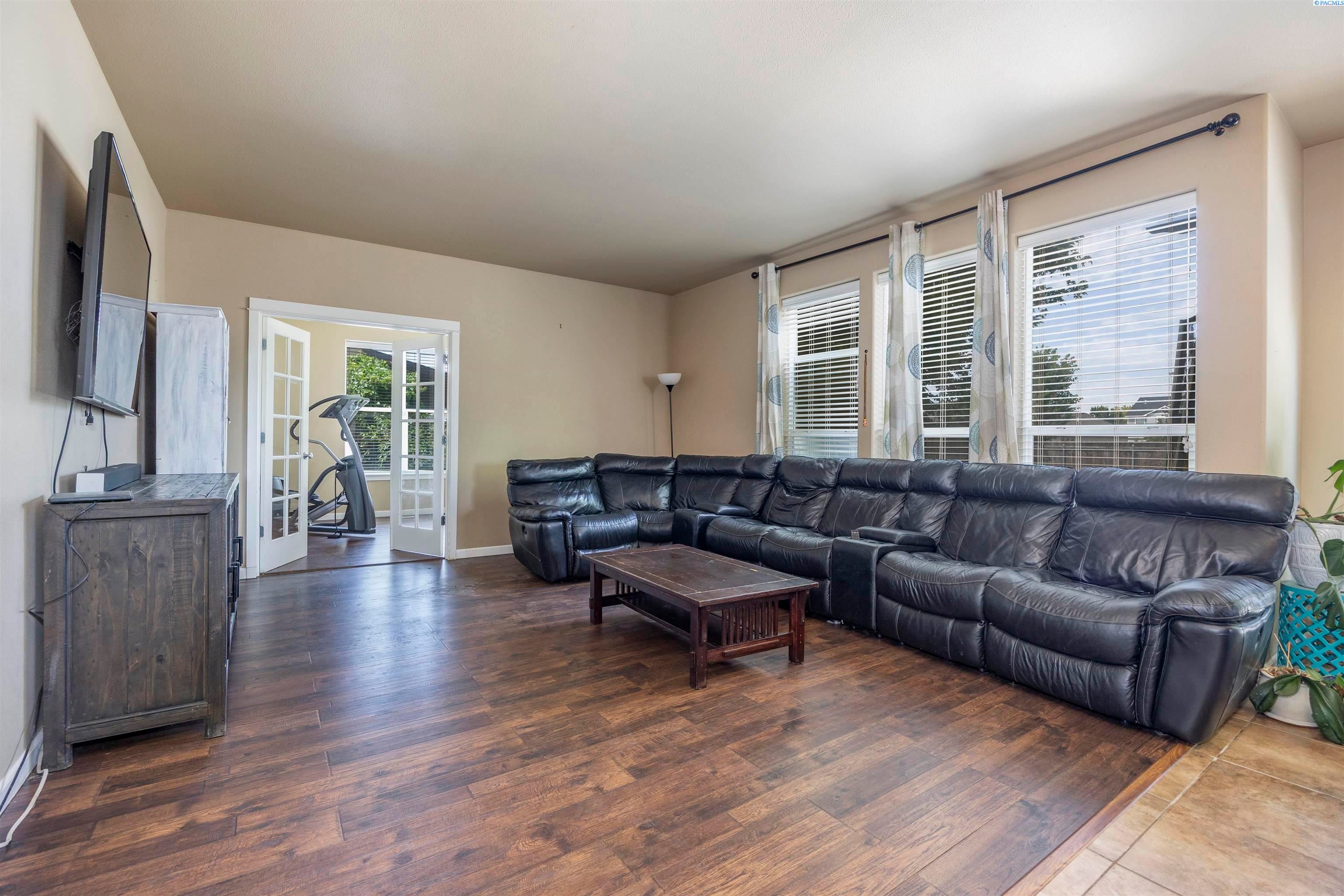 Pasco, Washington, 99301, United States, 5 Bedrooms Bedrooms, ,3 BathroomsBathrooms,Residential,For Sale,1921560