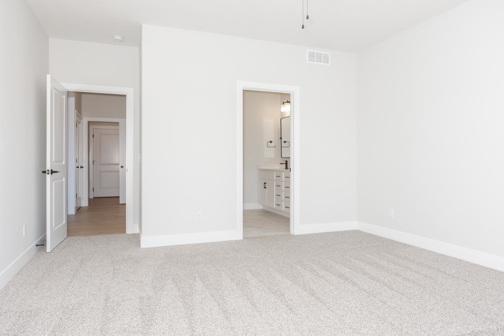Bloomington, Illinois, 61705, United States, 5 Bedrooms Bedrooms, ,4 BathroomsBathrooms,Residential,For Sale,1926281