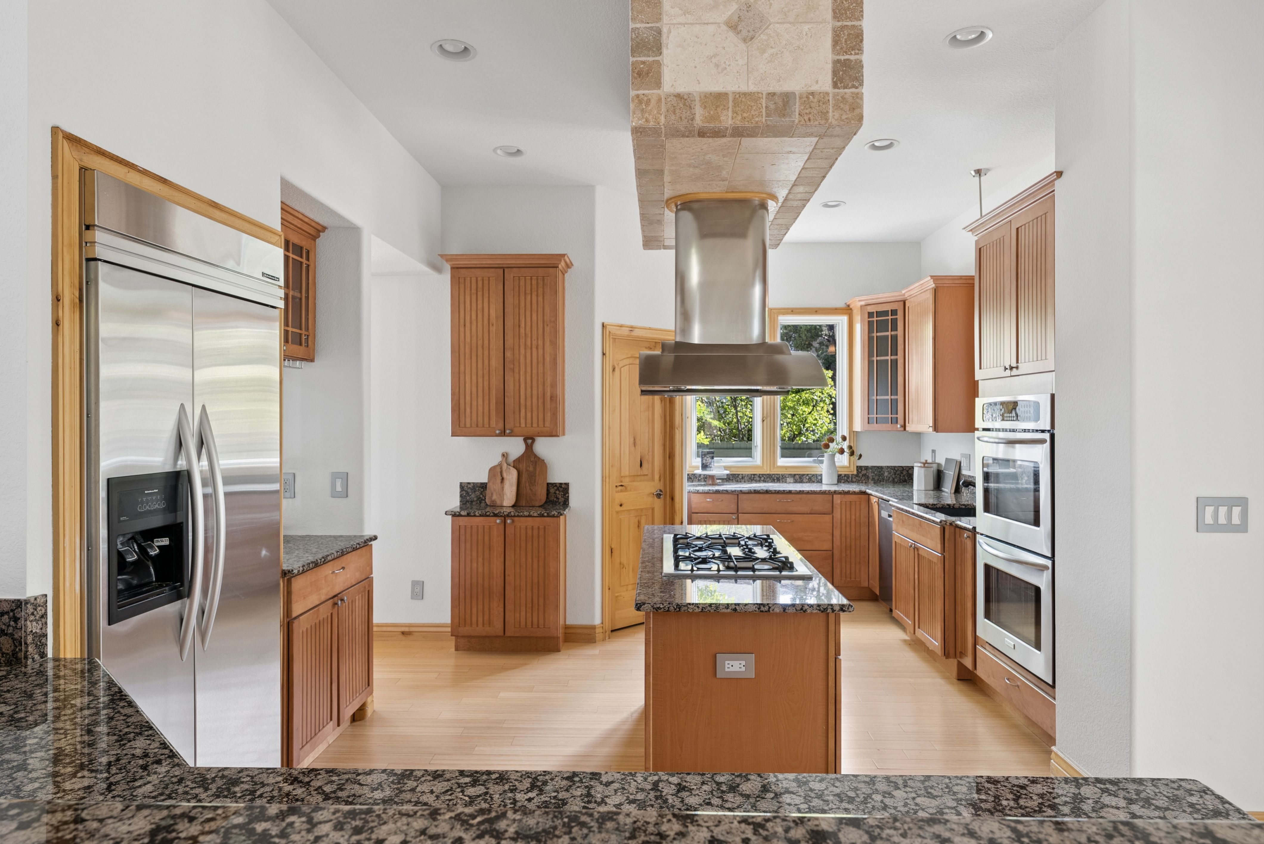  2895 S Cook Street  Finished Walkout Home - 物件實景