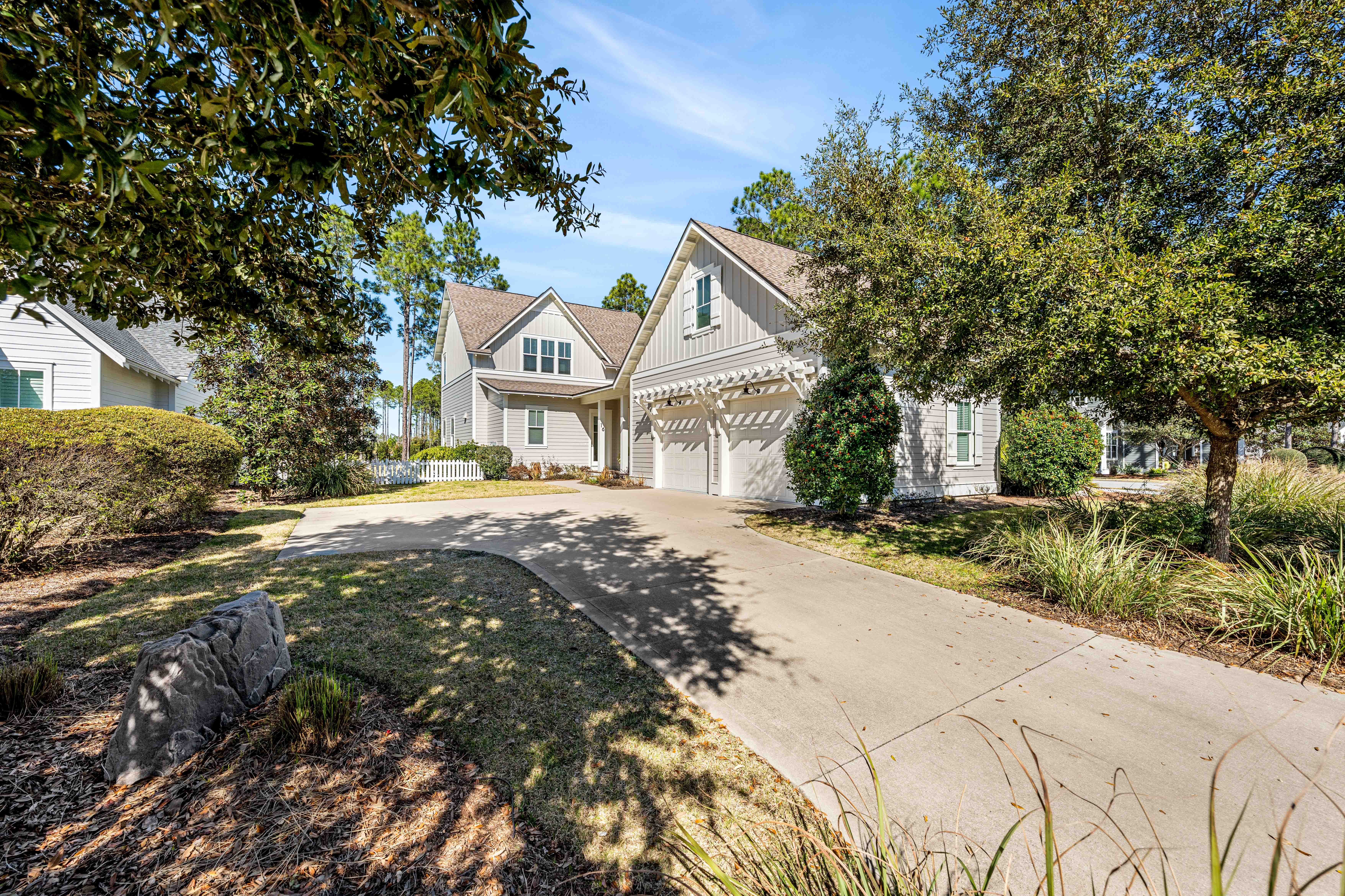  Oversized Corner Lot Home with Carriage House, Screened Porch & Fenced Yard - 物件實景