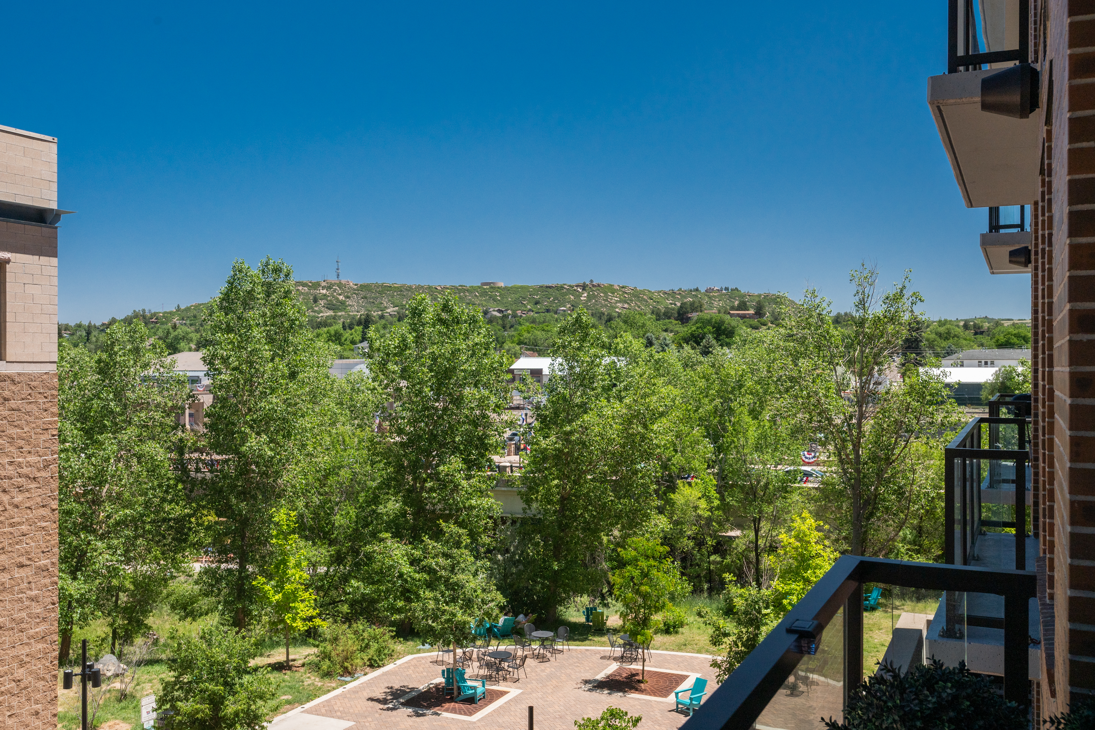  Beautiful unit with a private deck, overlooking Festival Park. - 物件實景