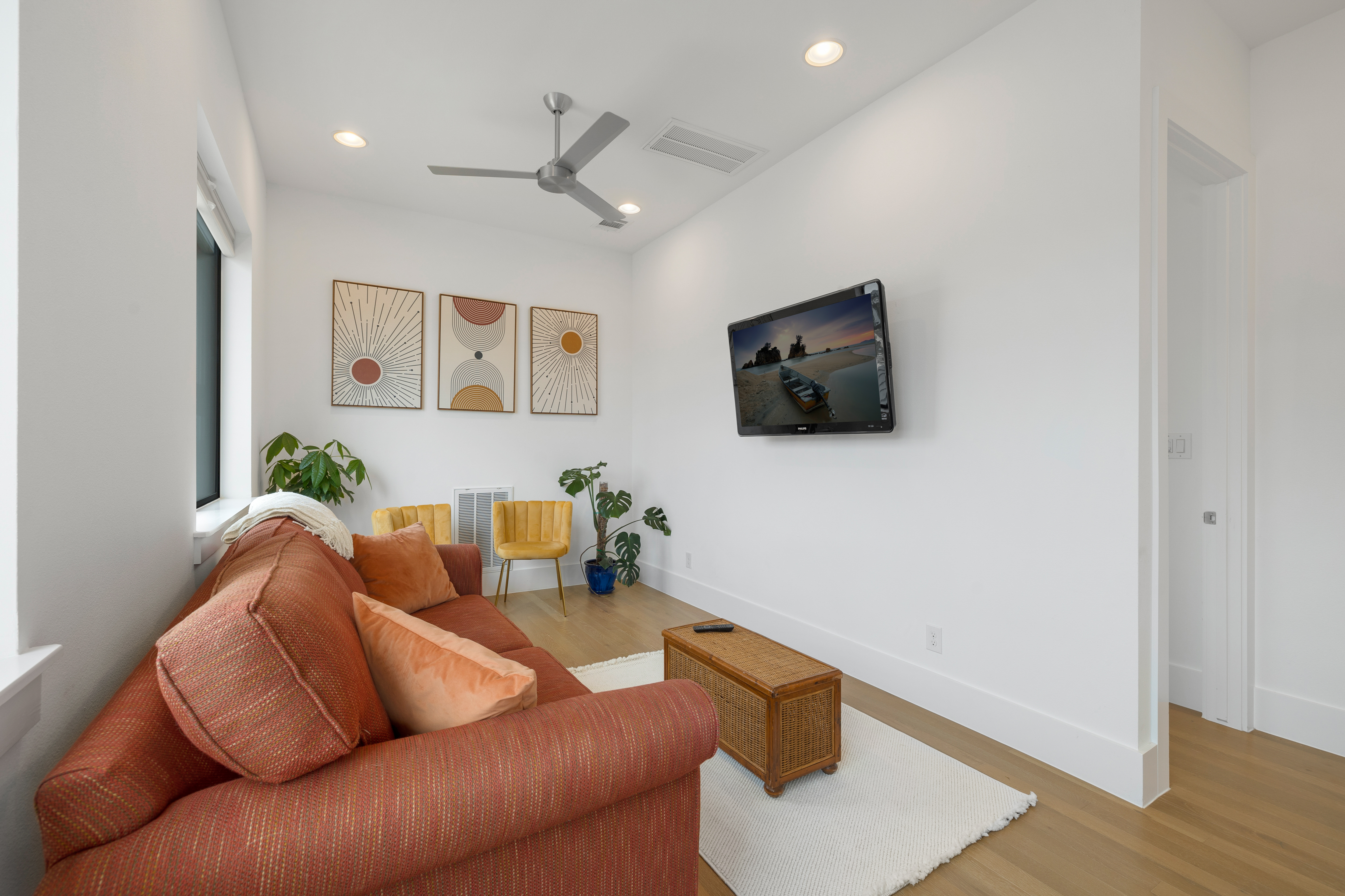  Custom Contemporary with Designer Finishes - 物件實景