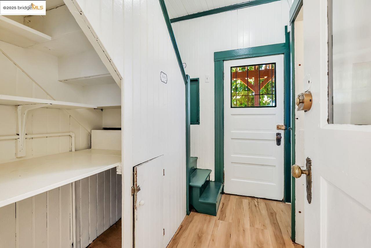Oakland, California, 94608, United States, 6 Bedrooms Bedrooms, ,3 BathroomsBathrooms,Residential,For Sale,1939780