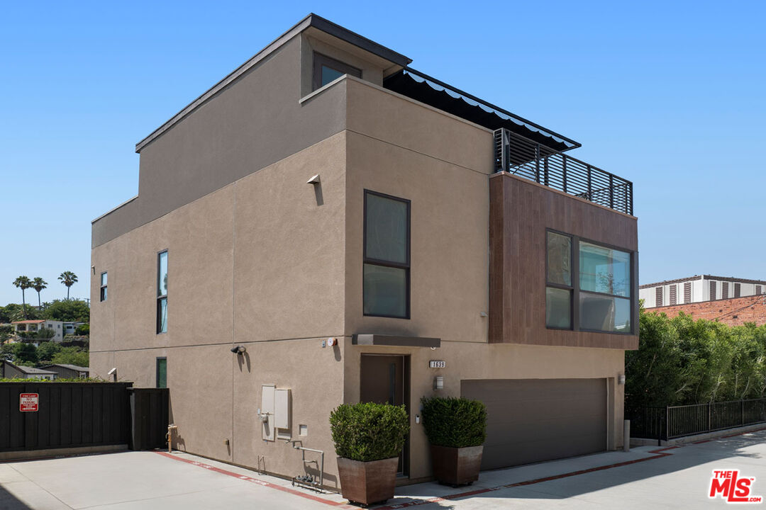 Los Angeles, California, 90026, United States, 3 Bedrooms Bedrooms, ,4 BathroomsBathrooms,Residential,For Sale,1927240