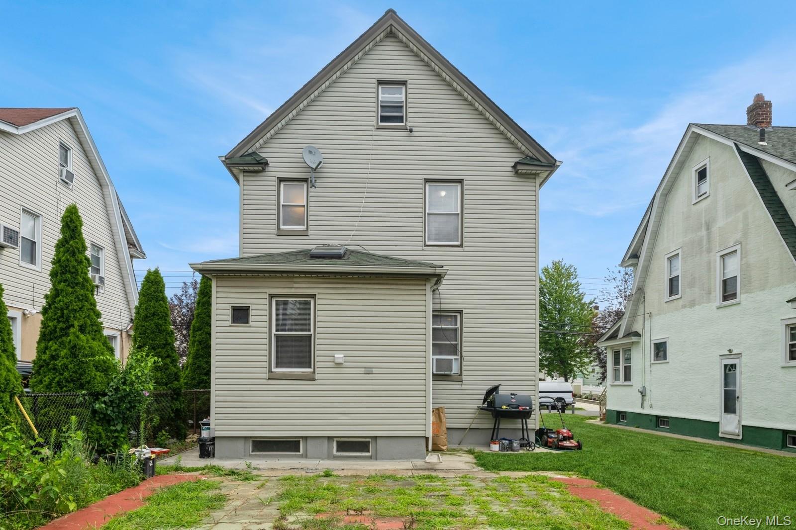 Queens Village, New York, 11429, United States, 3 Bedrooms Bedrooms, ,2 BathroomsBathrooms,Residential,For Sale,1902128