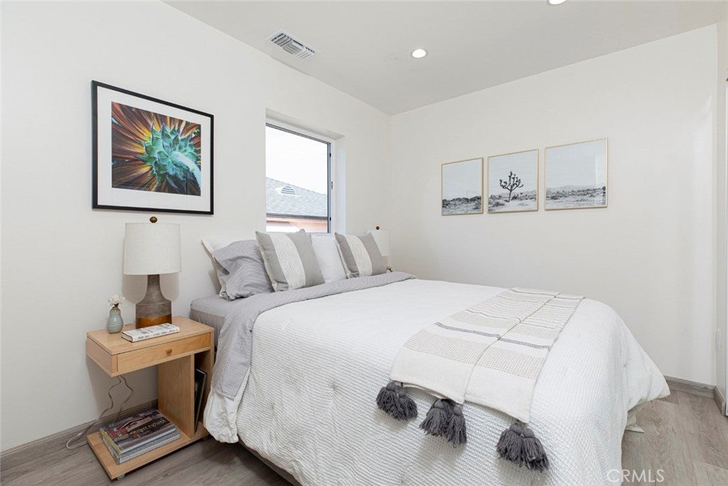 Los Angeles, California, 90027, United States, ,Residential,For Sale,1938959