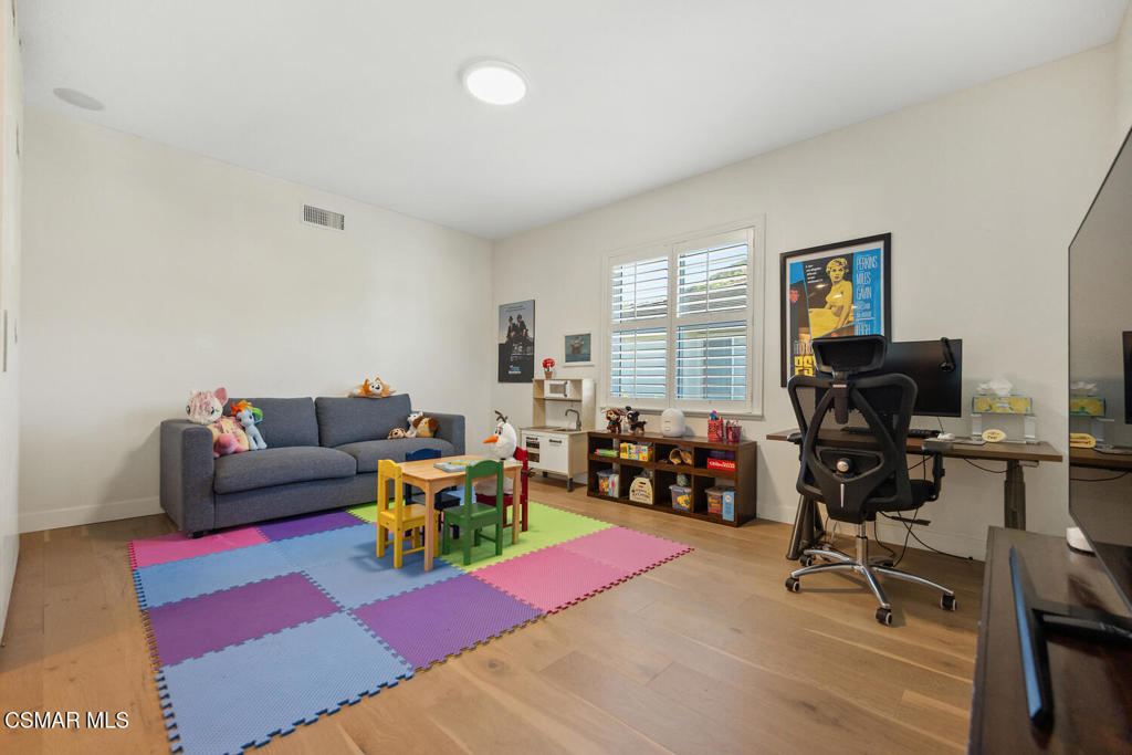 Newbury Park, California, 91320, United States, 4 Bedrooms Bedrooms, ,4 BathroomsBathrooms,Residential,For Sale,1941657