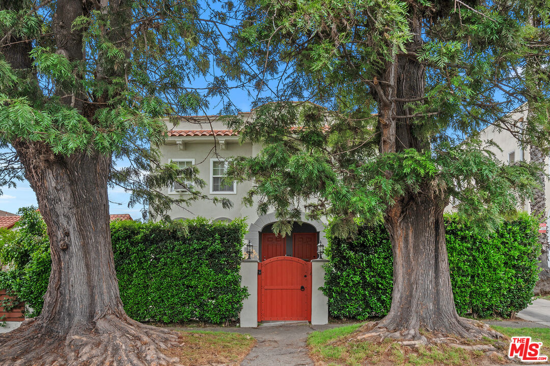 Los Angeles, California, 90019, United States, 6 Bedrooms Bedrooms, ,Residential,For Sale,1908523
