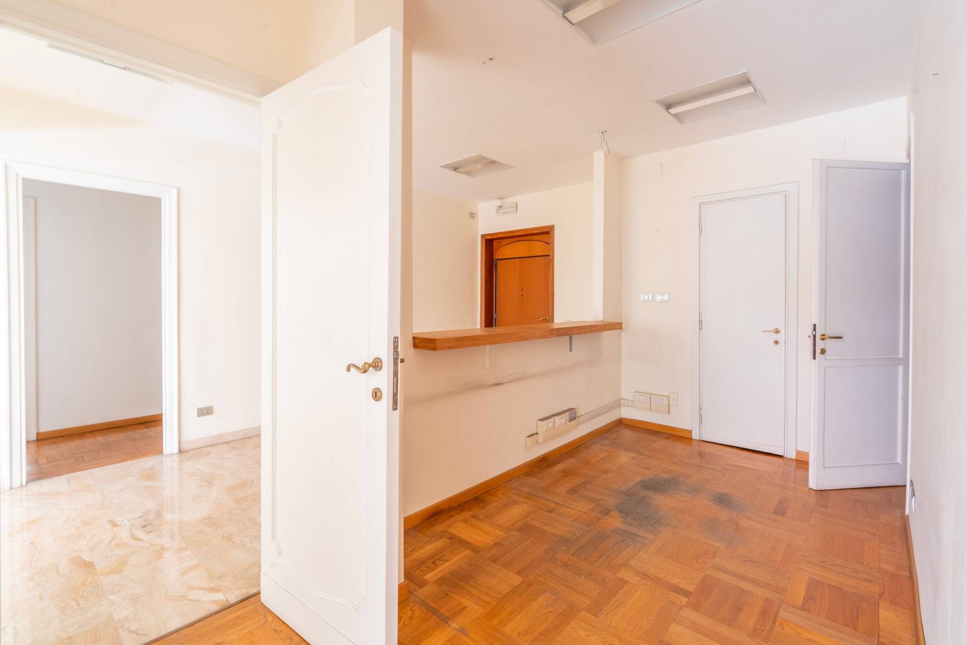 Roma, Roma, 00100, IT, 4 Bedrooms Bedrooms, ,2 BathroomsBathrooms,Residential,For Sale,1836935