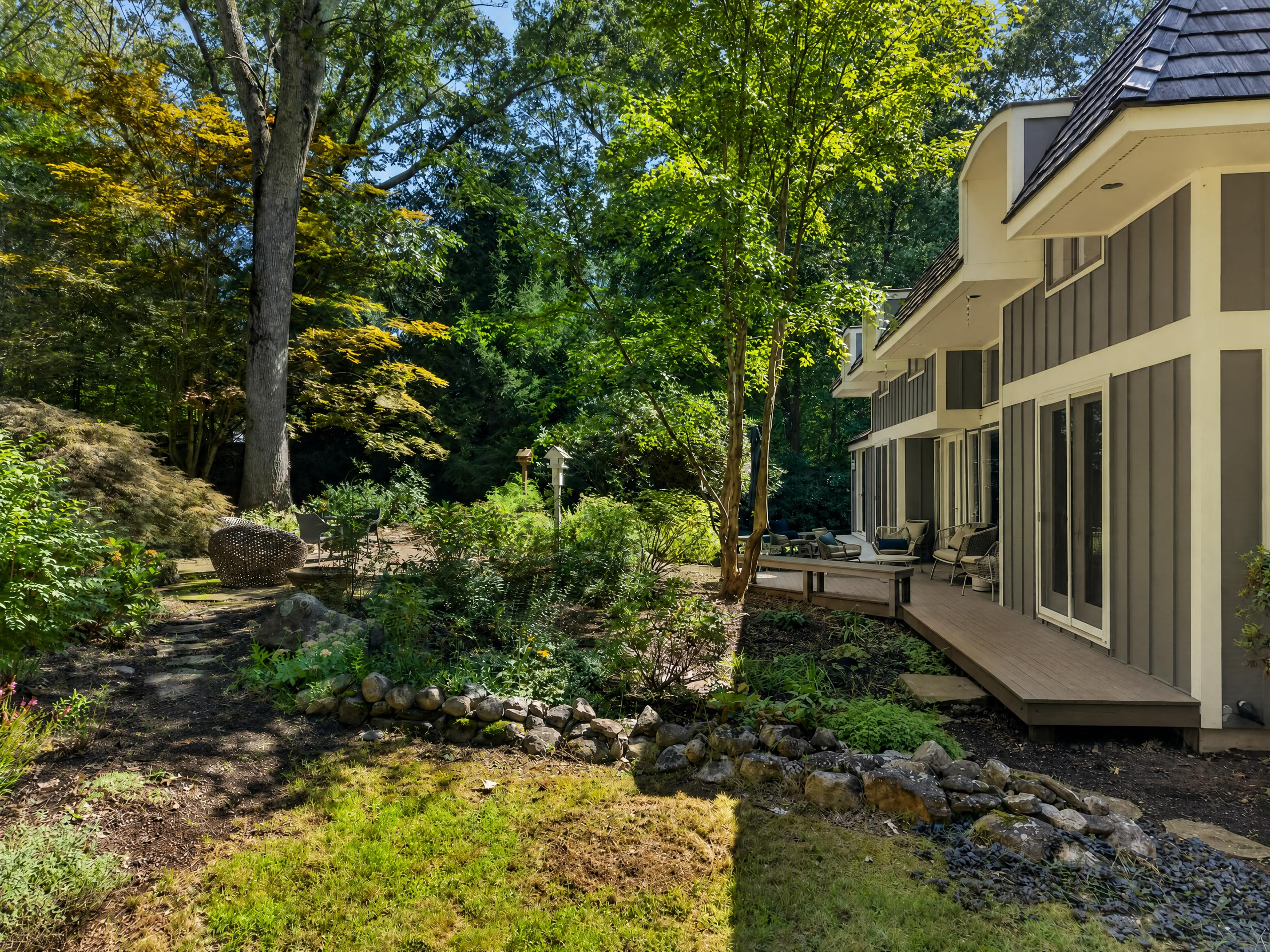  Immaculate Home with Classic Versatile Design Offers Privacy - 物件實景