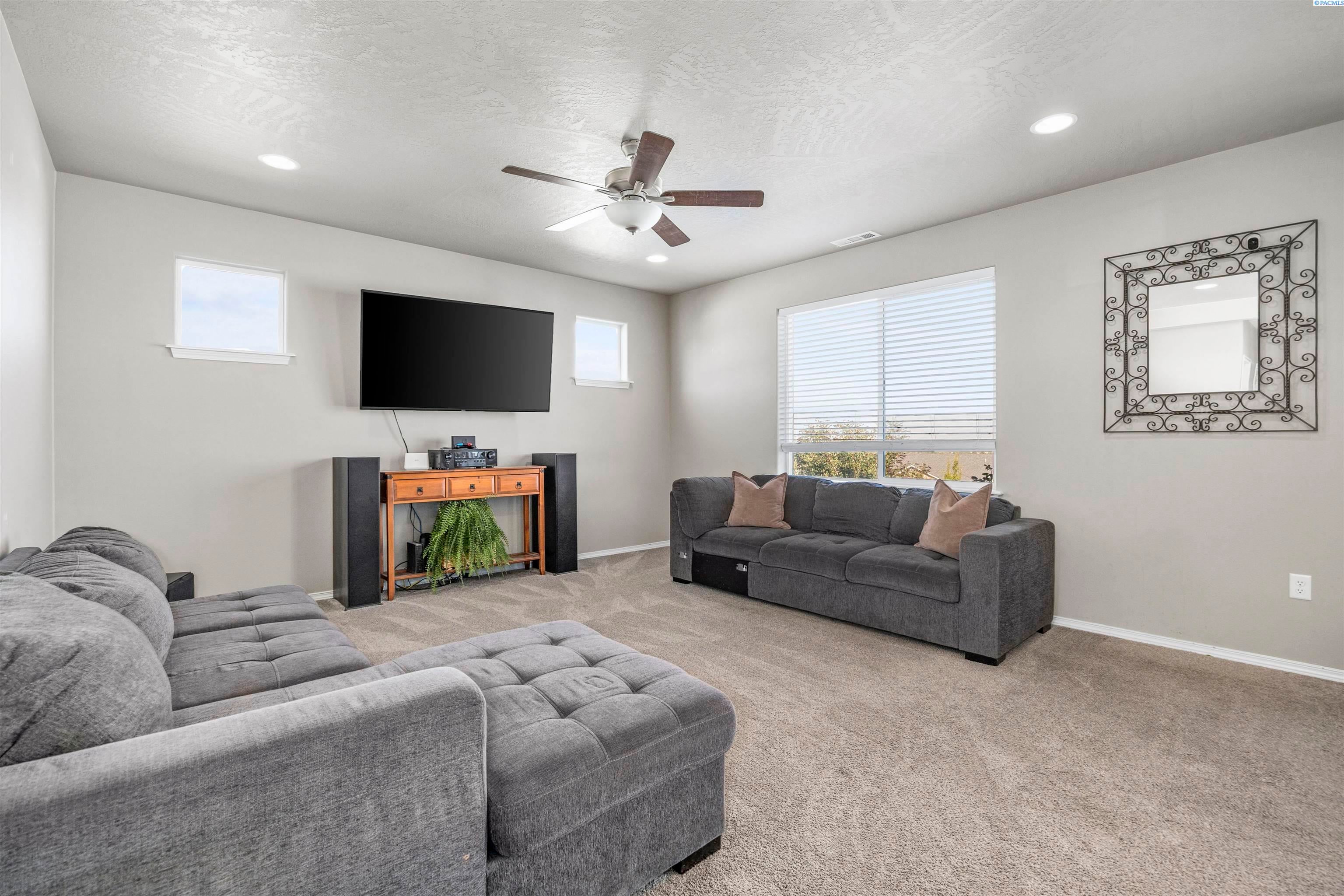 Kennewick, Washington, 99338, United States, 5 Bedrooms Bedrooms, ,3 BathroomsBathrooms,Residential,For Sale,1914232