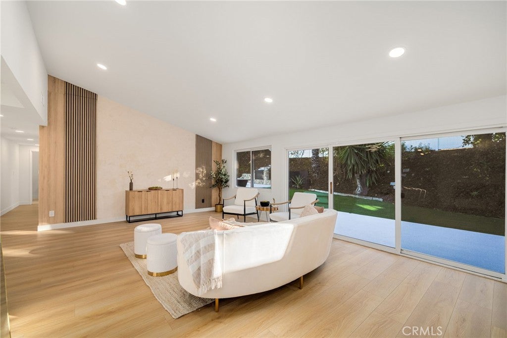 Woodland Hills, California, 91367, United States, 3 Bedrooms Bedrooms, ,2 BathroomsBathrooms,Residential,For Sale,1991959