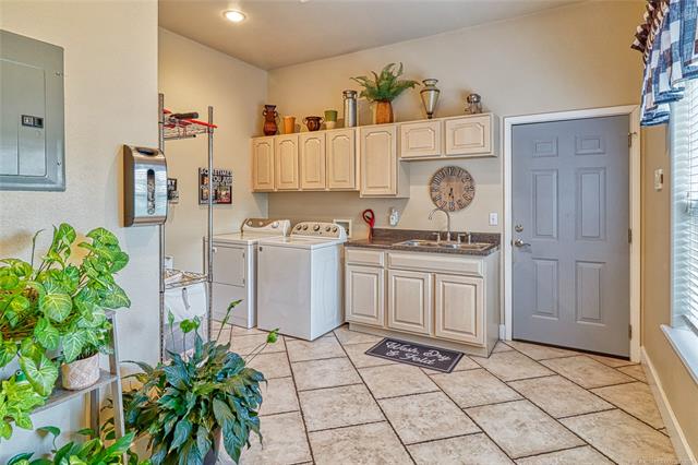 Eufaula, Oklahoma, 74432, United States, 3 Bedrooms Bedrooms, ,4 BathroomsBathrooms,Residential,For Sale,1976546