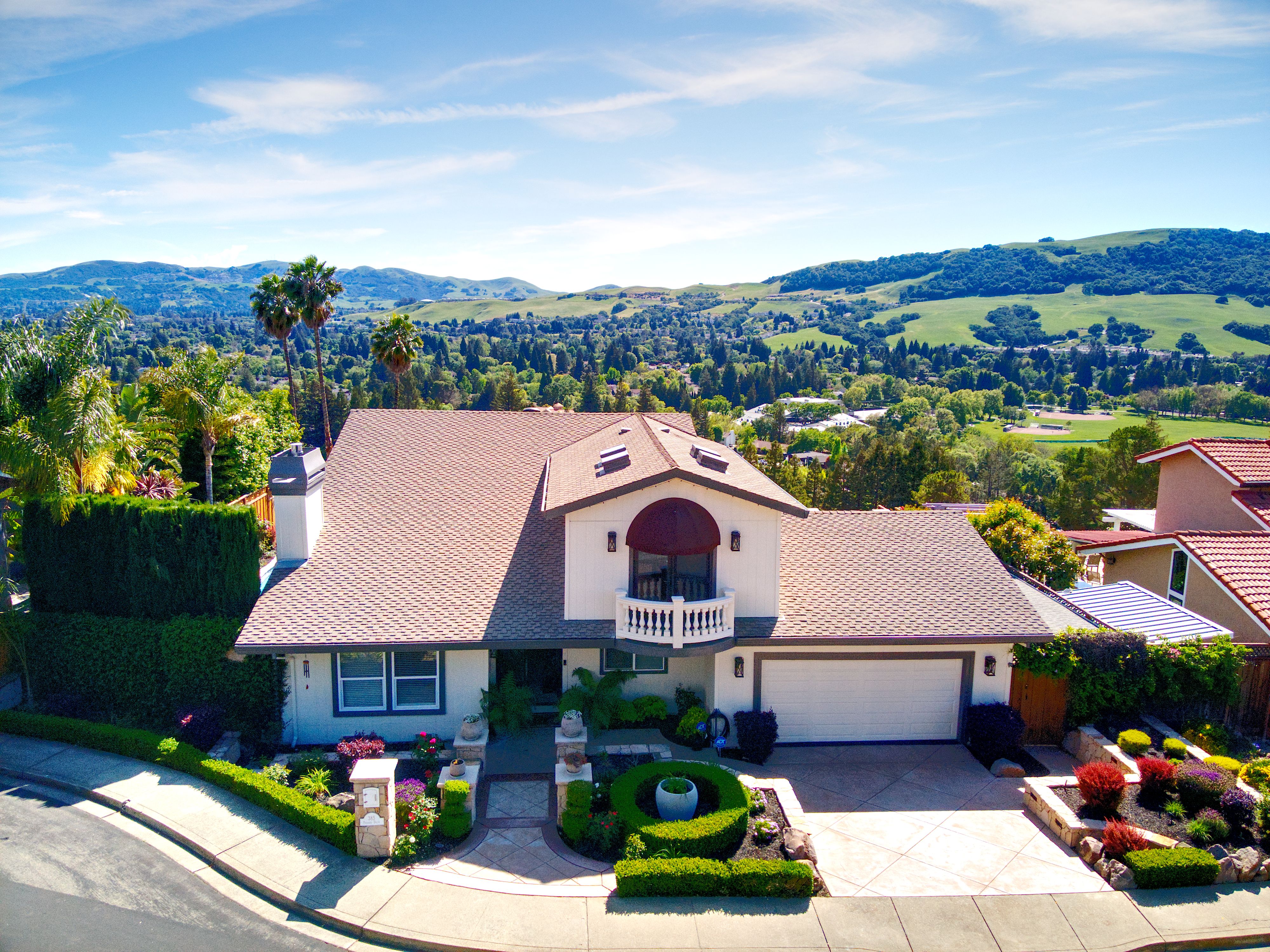  Million Dollar Views and Timeless Elegance in This Exceptional Residence - 物件實景