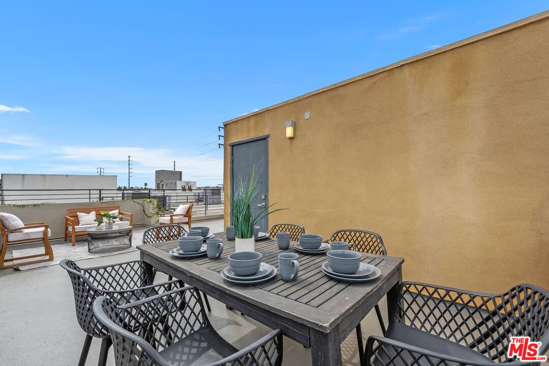 Los Angeles, California, 90025, United States, 9 Bedrooms Bedrooms, ,Residential,For Sale,1940770