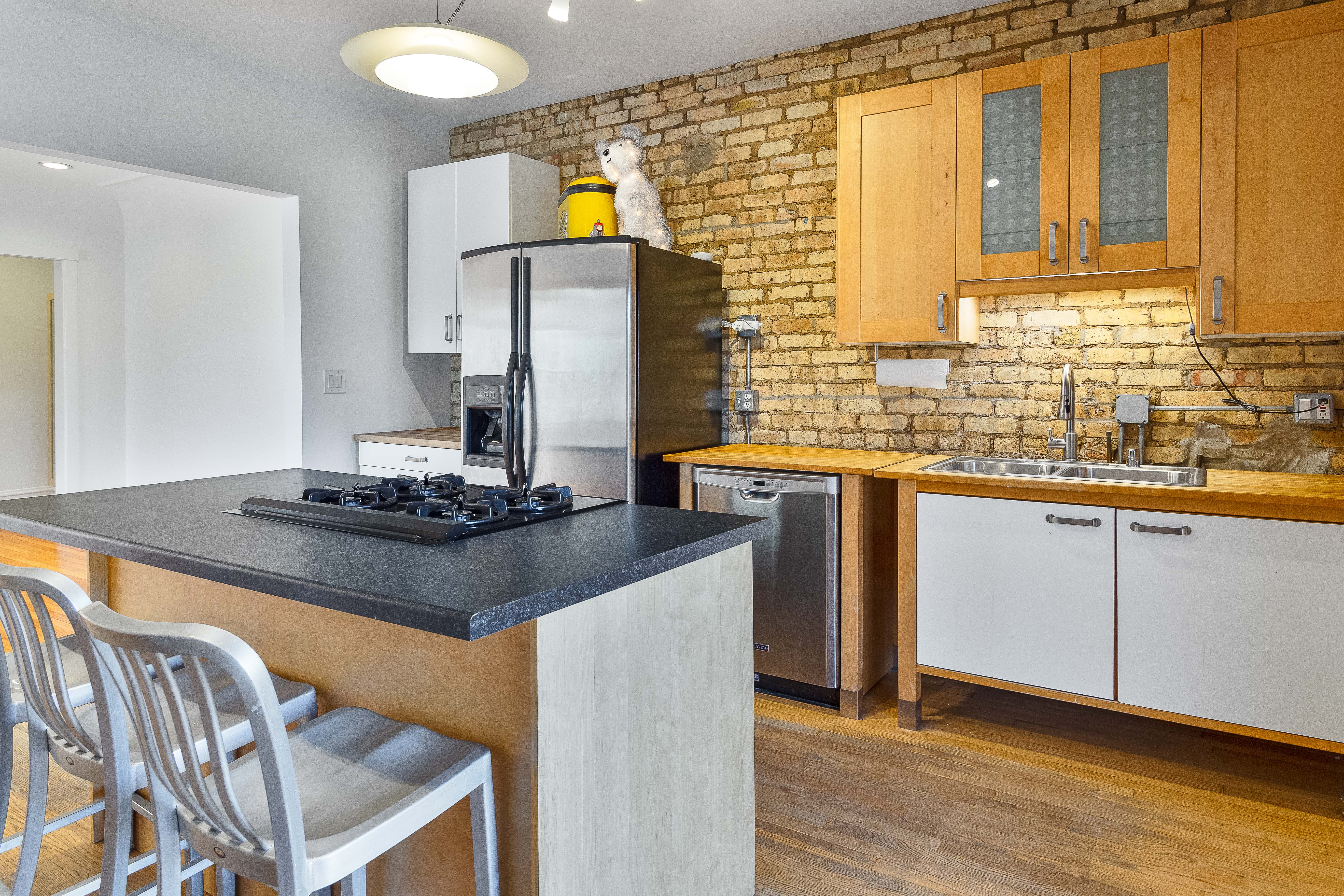  This Home Delivers Privacy, Volume, and Timeless Vintage Character - 物件實景
