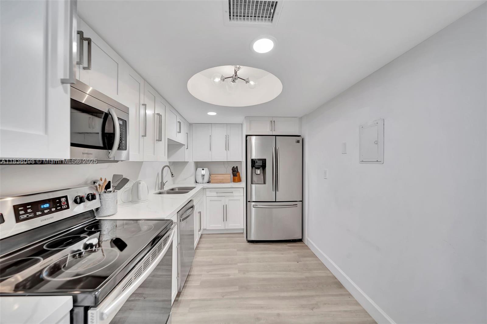 Miami Beach, Florida, 33140, United States, 2 Bedrooms Bedrooms, ,2 BathroomsBathrooms,Residential,For Sale,1885385