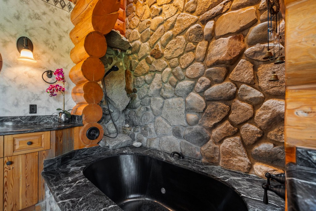 Bonners Ferry, Idaho, 83805, United States, 3 Bedrooms Bedrooms, ,4 BathroomsBathrooms,Residential,For Sale,1984473