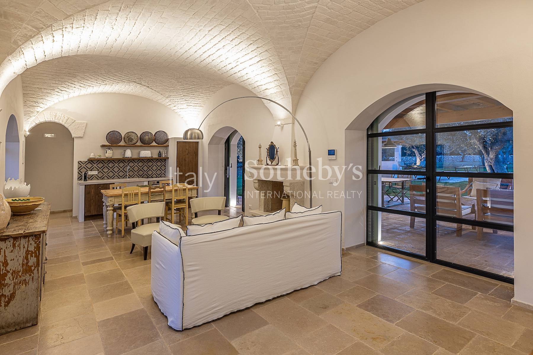  Exclusive estate among the olive trees in the Valle d