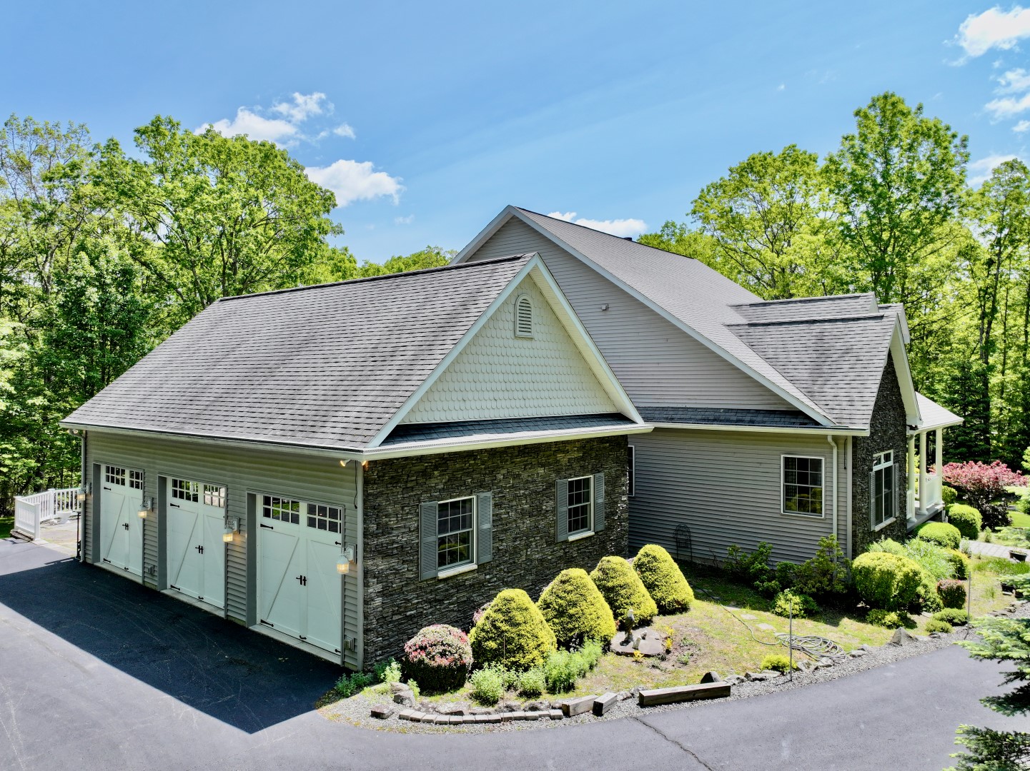 Hawley, Pennsylvania, 18428, United States, 3 Bedrooms Bedrooms, ,4 BathroomsBathrooms,Residential,For Sale,1846687