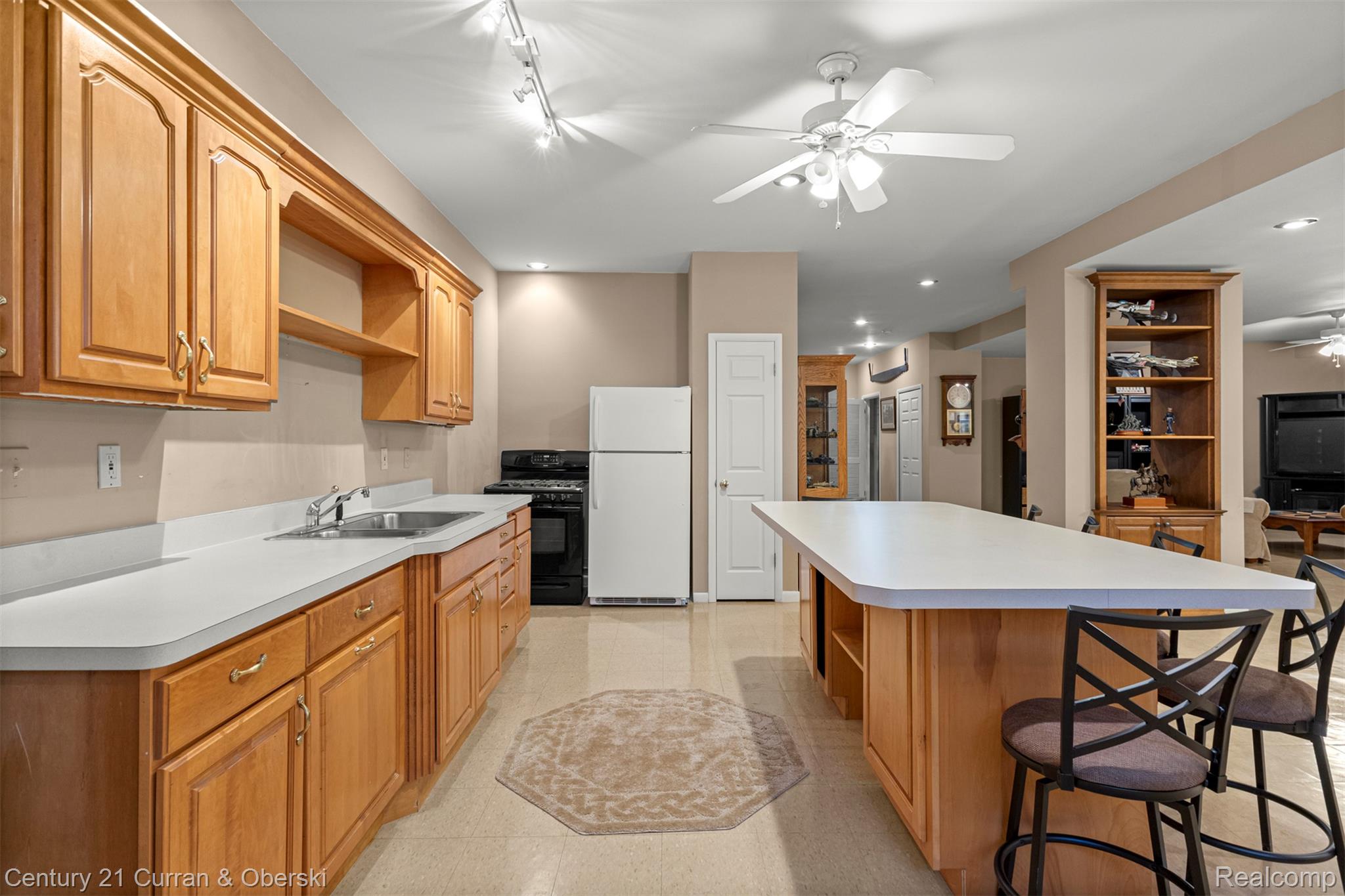 Shelby Charter Township, Michigan, 48316, United States, 2 Bedrooms Bedrooms, ,4 BathroomsBathrooms,Residential,For Sale,1977088