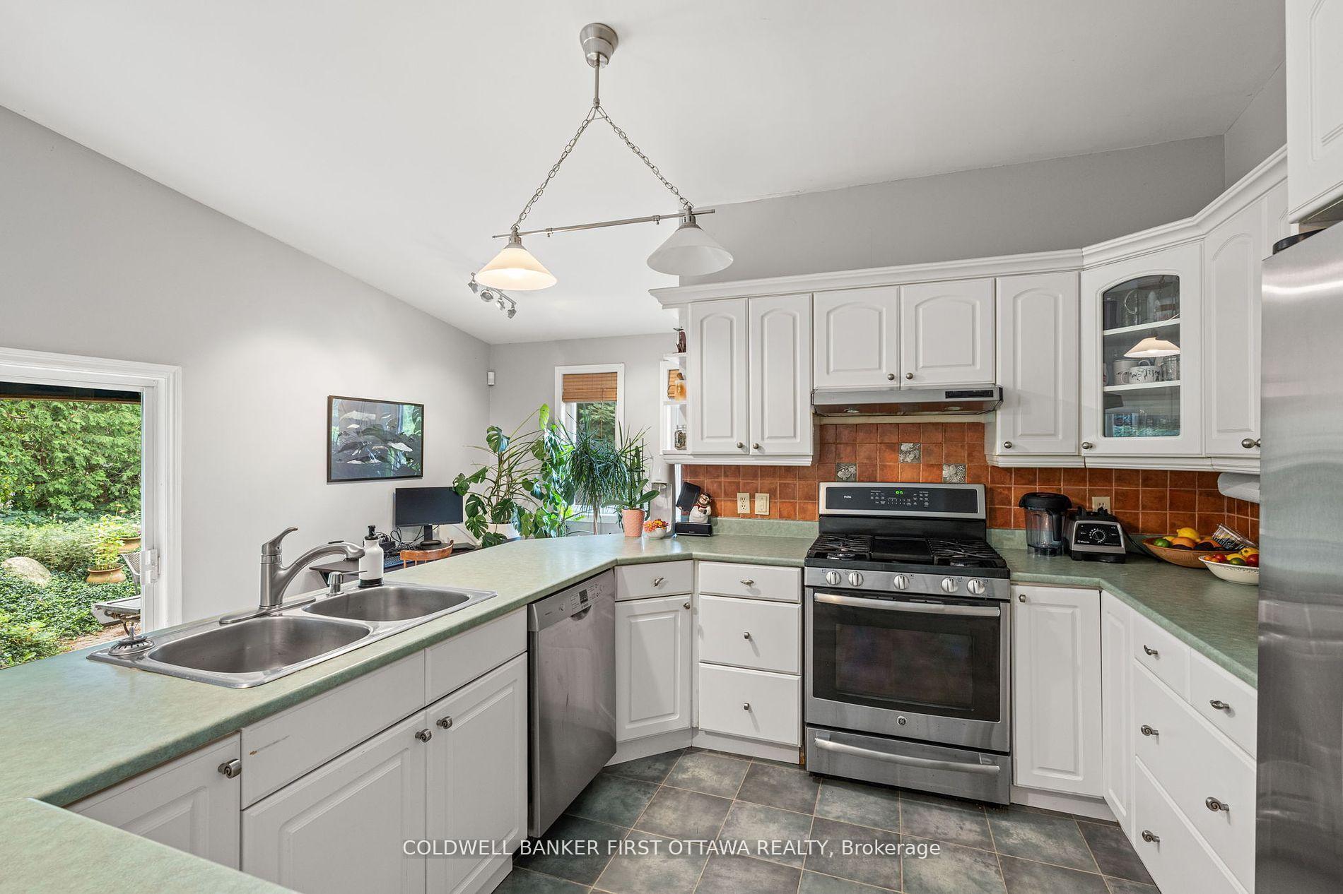 BRITANNIA - LINCOLN HEIGHTS AND AREA, Ontario, K2B 6Y5, CA, 3 Bedrooms Bedrooms, ,Residential,For Sale,1950856
