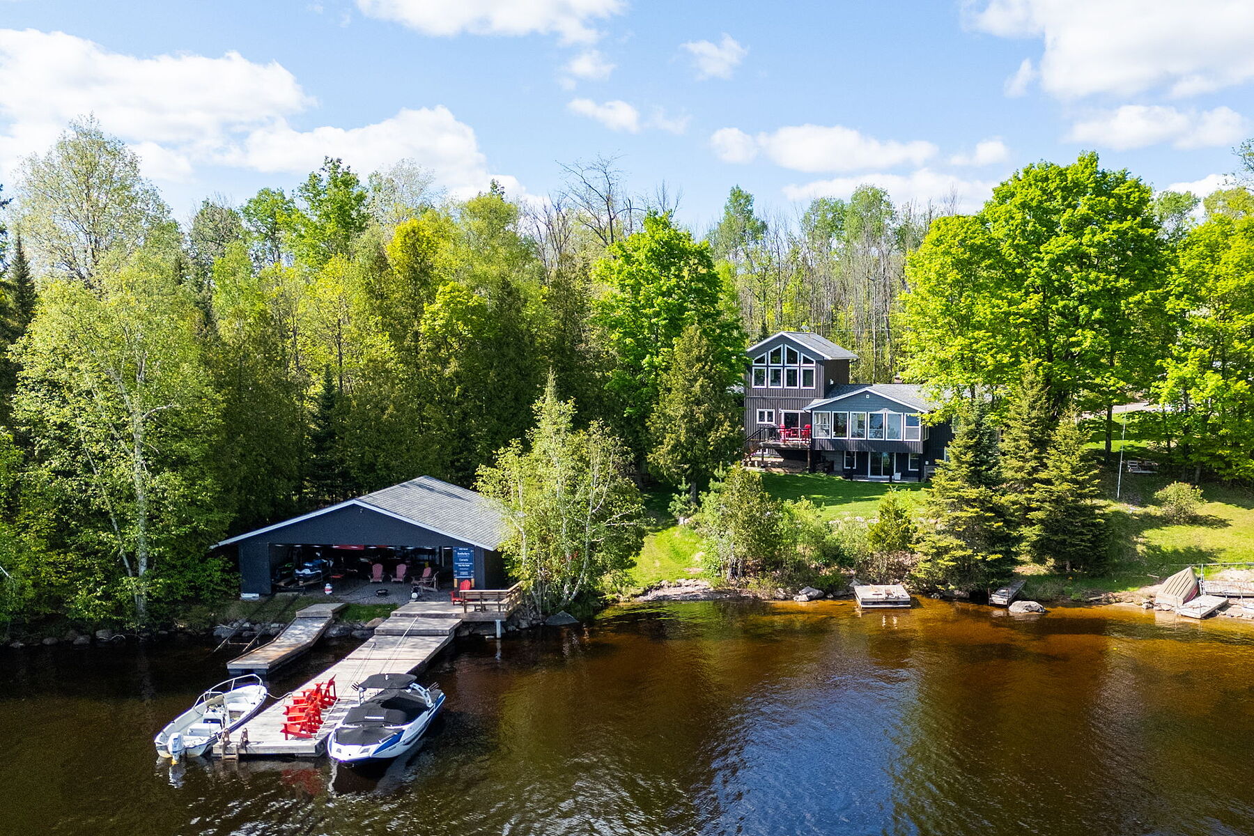  Family Home on Lake Cecebe - 物件實景