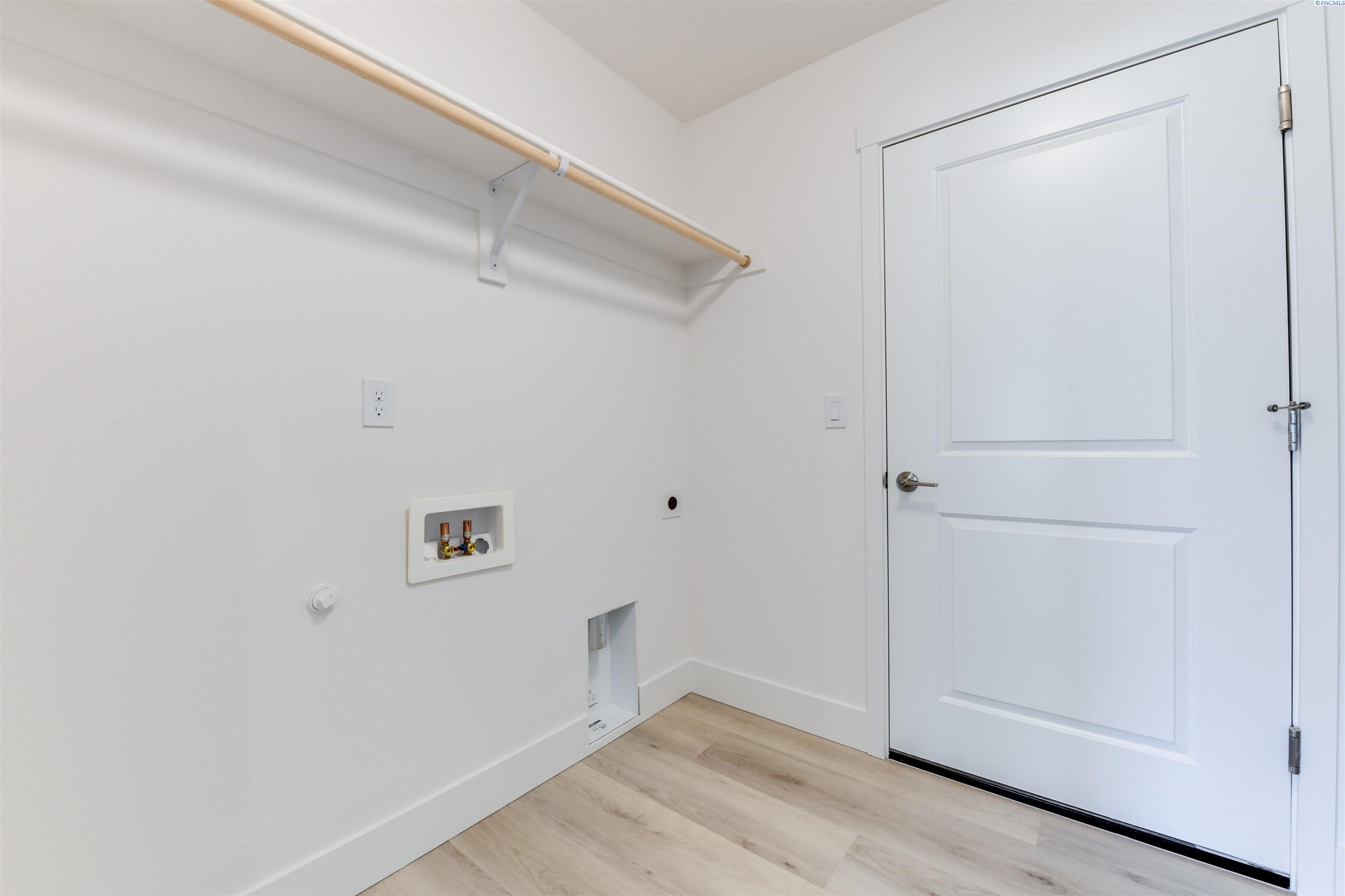 Kennewick, Washington, 99338, United States, 3 Bedrooms Bedrooms, ,1 BathroomBathrooms,Residential,For Sale,1901693
