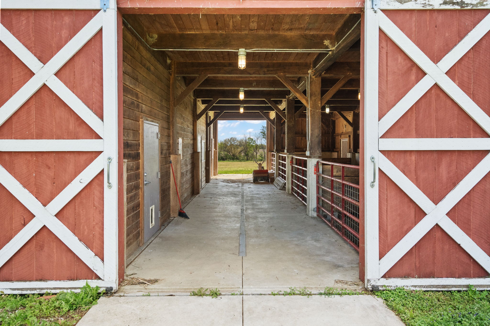  77+ Acre Estate Offering a Blend of Open Ground and Wooded Surroundings - 物件實景