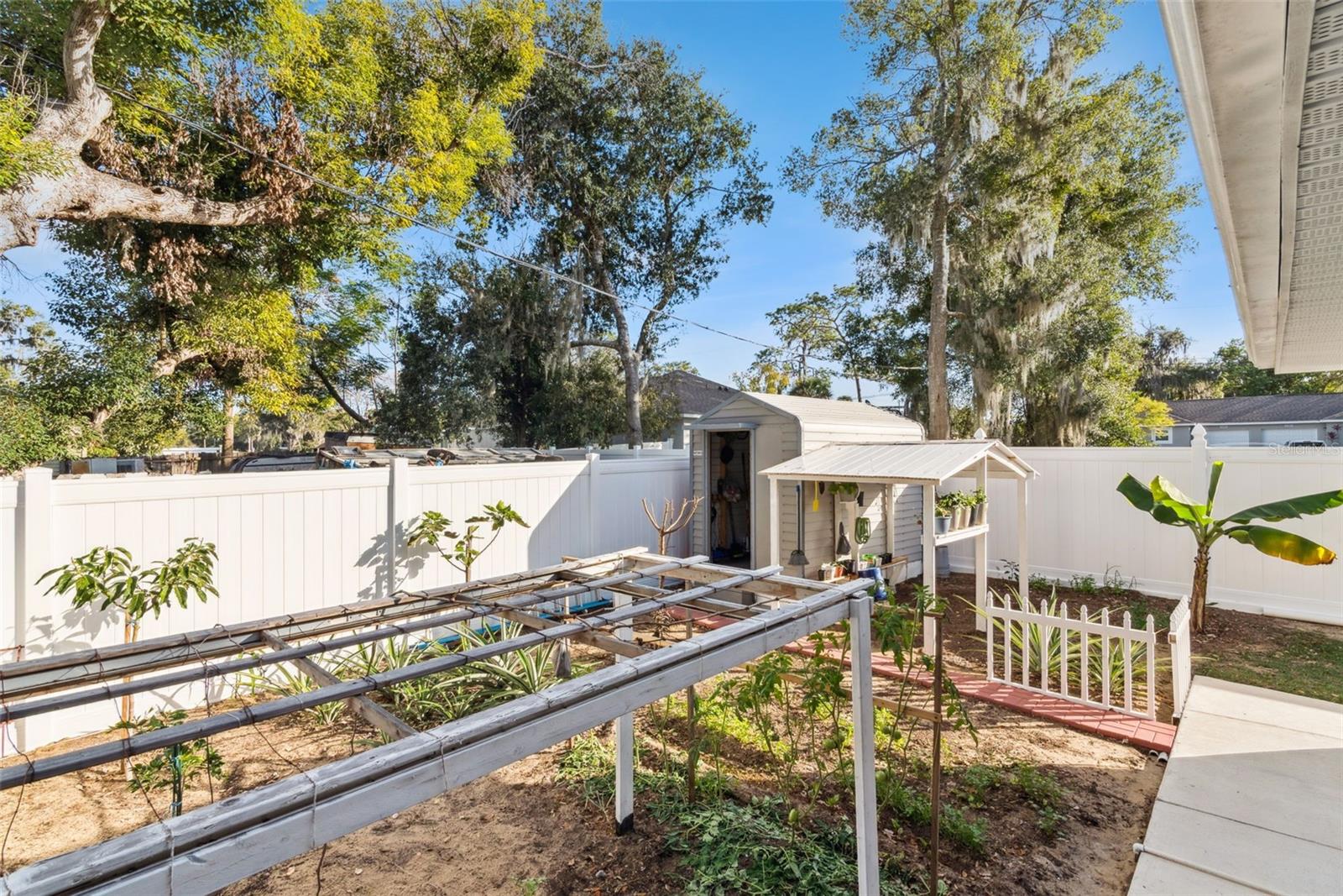 EUSTIS, Florida, 32726, United States, 6 Bedrooms Bedrooms, ,Residential,For Sale,2005455