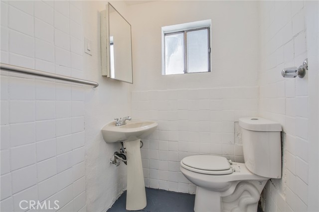 Los Angeles, California, 90001, United States, 4 Bedrooms Bedrooms, ,Residential,For Sale,1928071