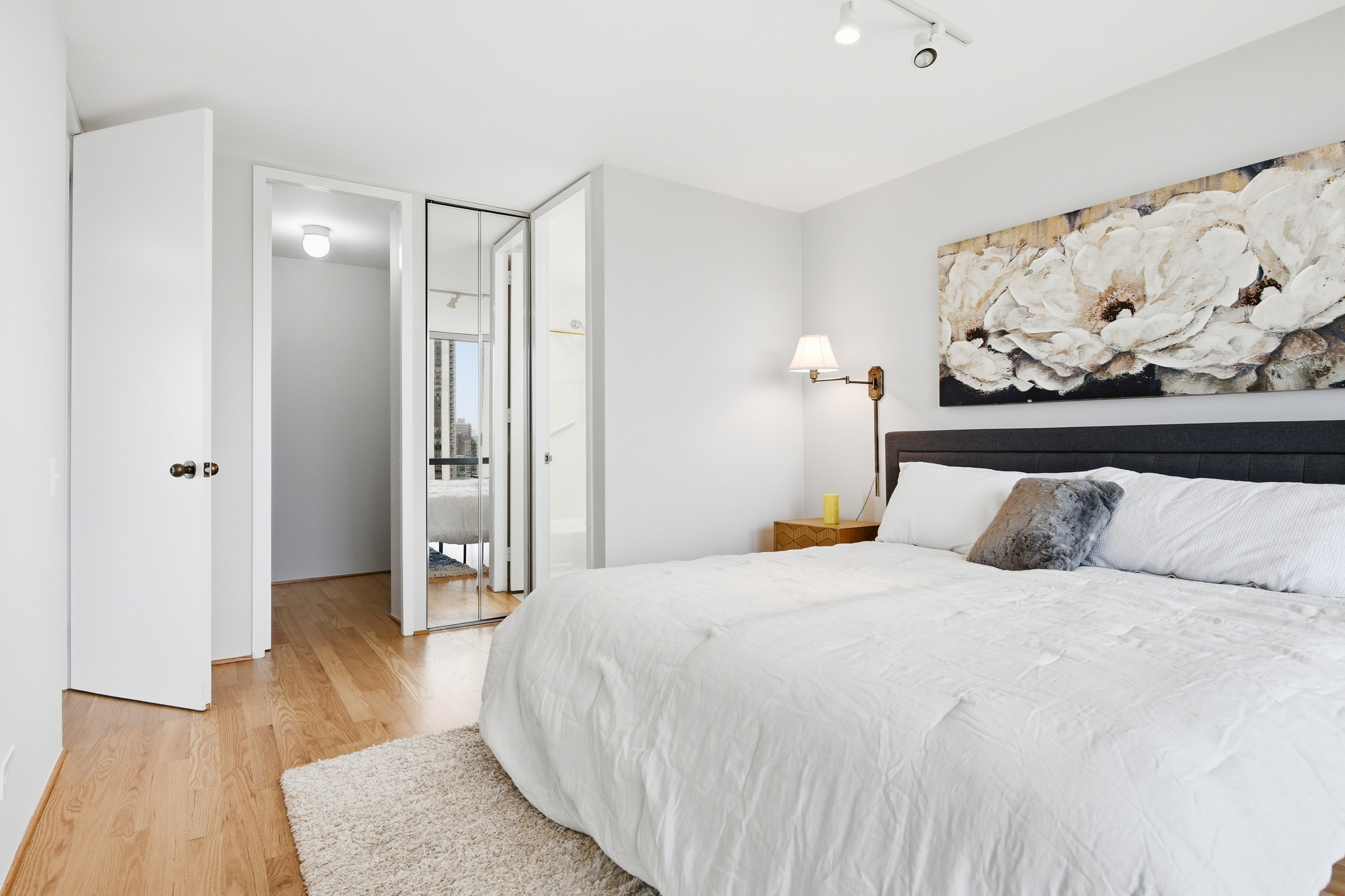  Spectacular 2-bedroom, 2-bath Corner Residence Perched High Above Lincoln Park - 物件實景