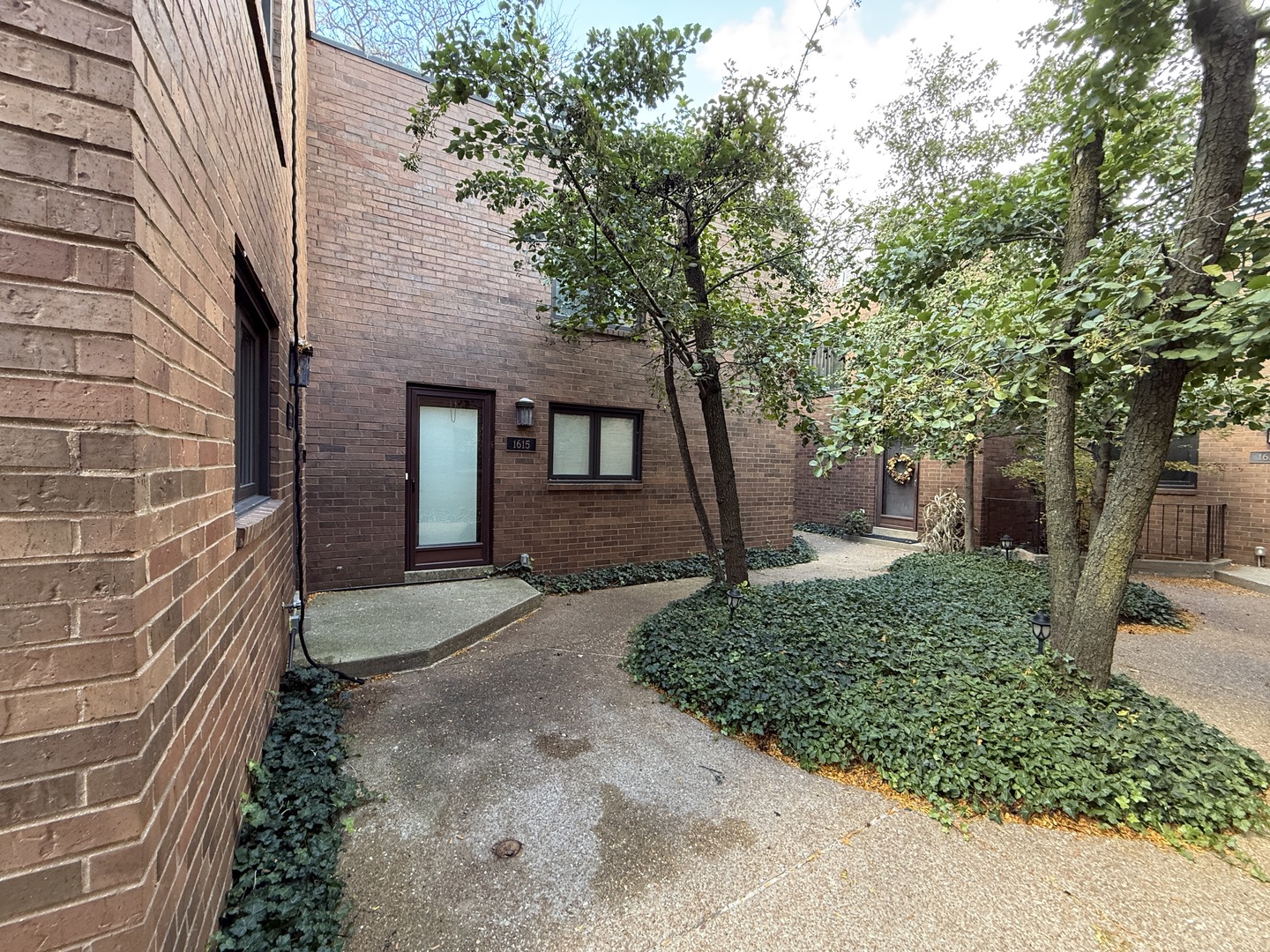 Chicago, Illinois, 60614, United States, 3 Bedrooms Bedrooms, ,2 BathroomsBathrooms,Residential,For Sale,1988953