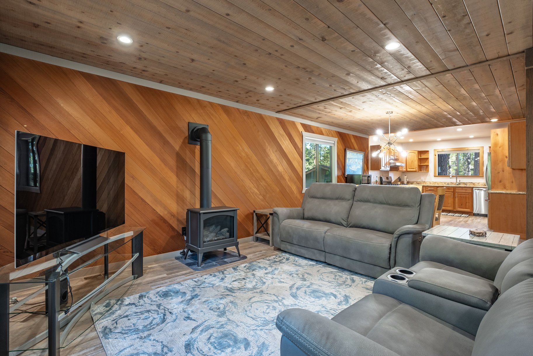  Loved and Cared For West Shore Home with Large Detached Garage and ADU Potential - 物件實景