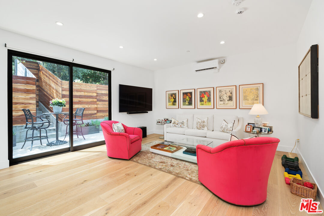 Los Angeles, California, 90068, United States, 4 Bedrooms Bedrooms, ,4 BathroomsBathrooms,Residential,For Sale,1897073