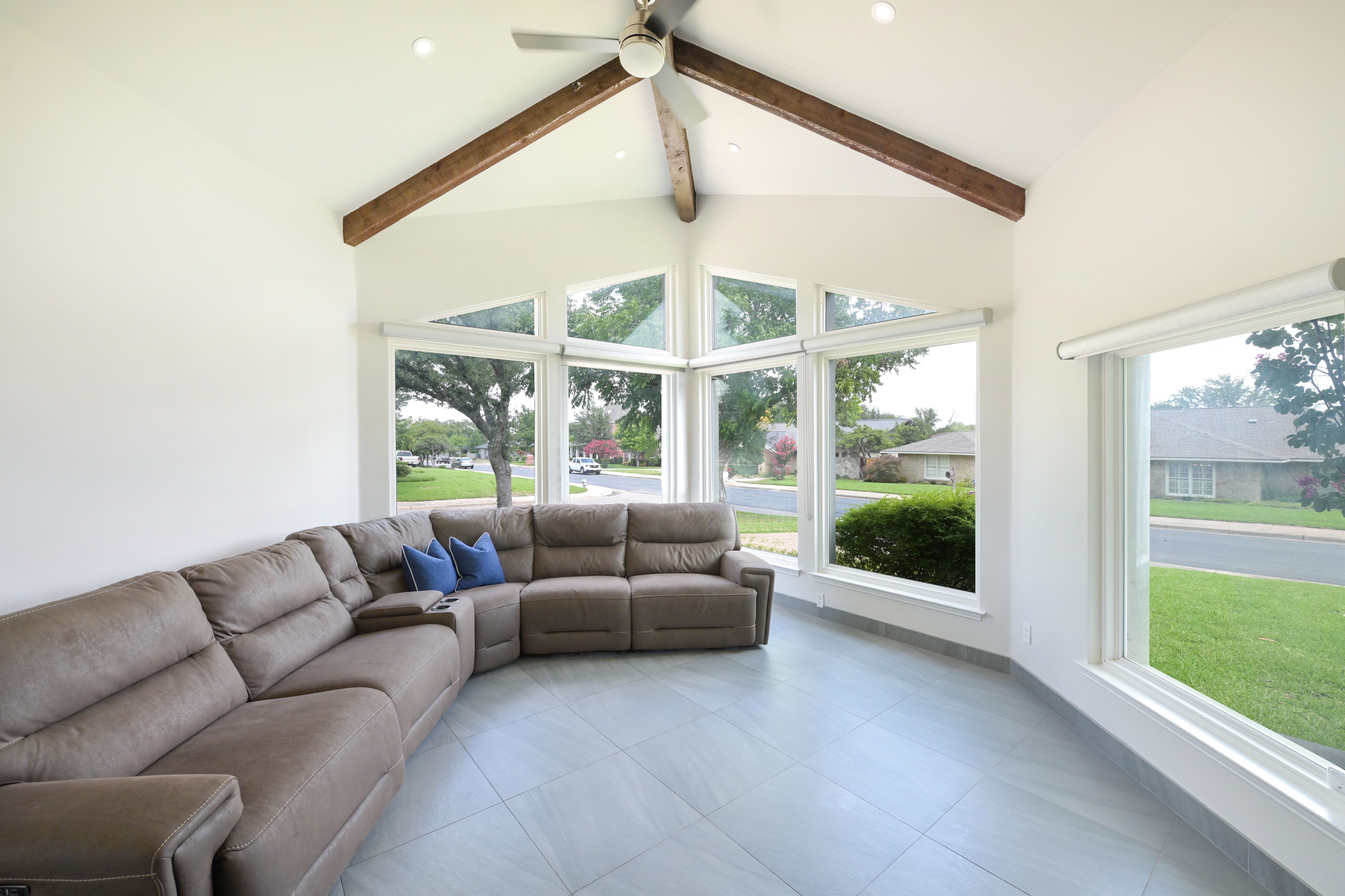  Desirable Corner Lot Home with Back Yard Oasis - 物件實景