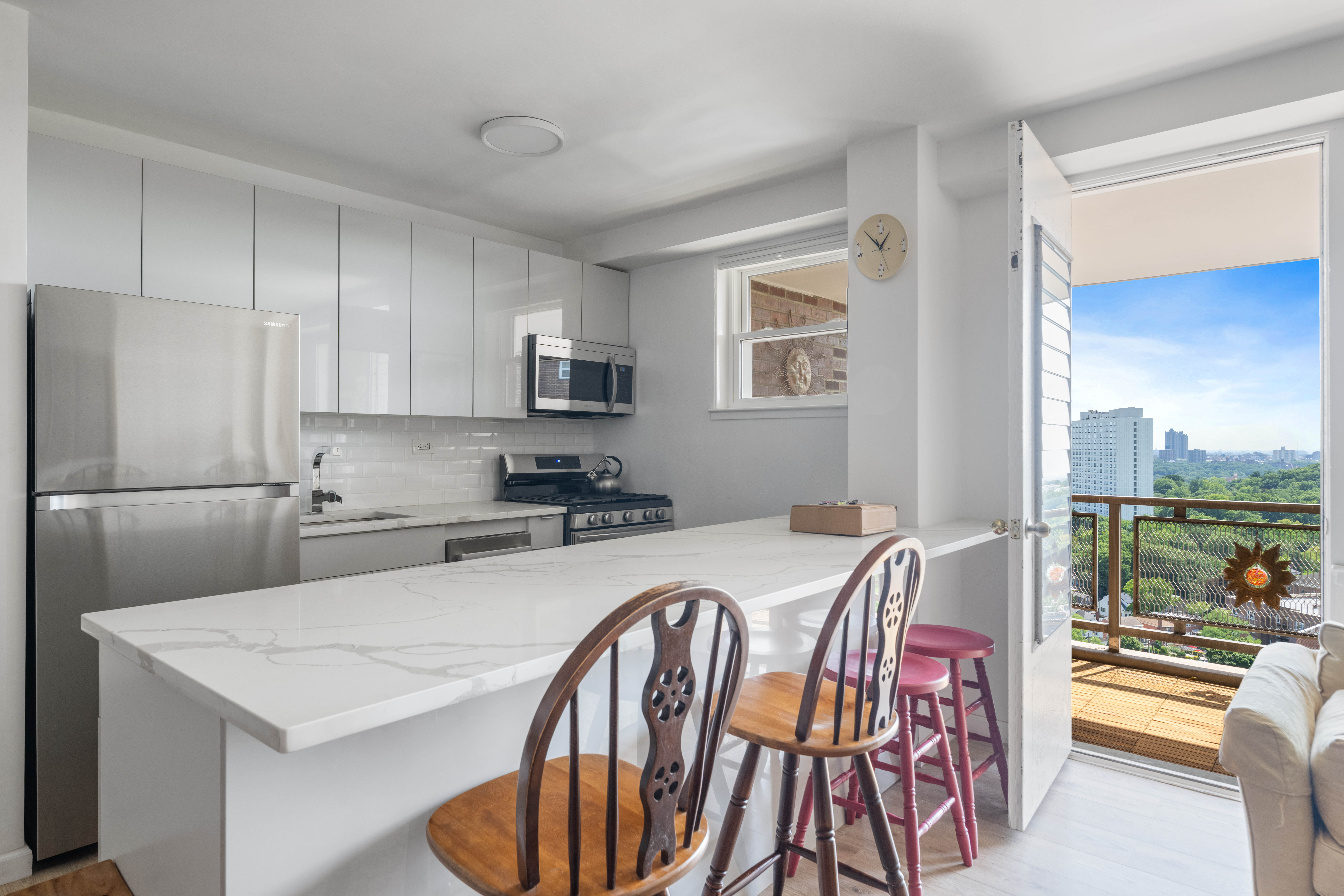  5700 Arlington Avenue - 物件實景