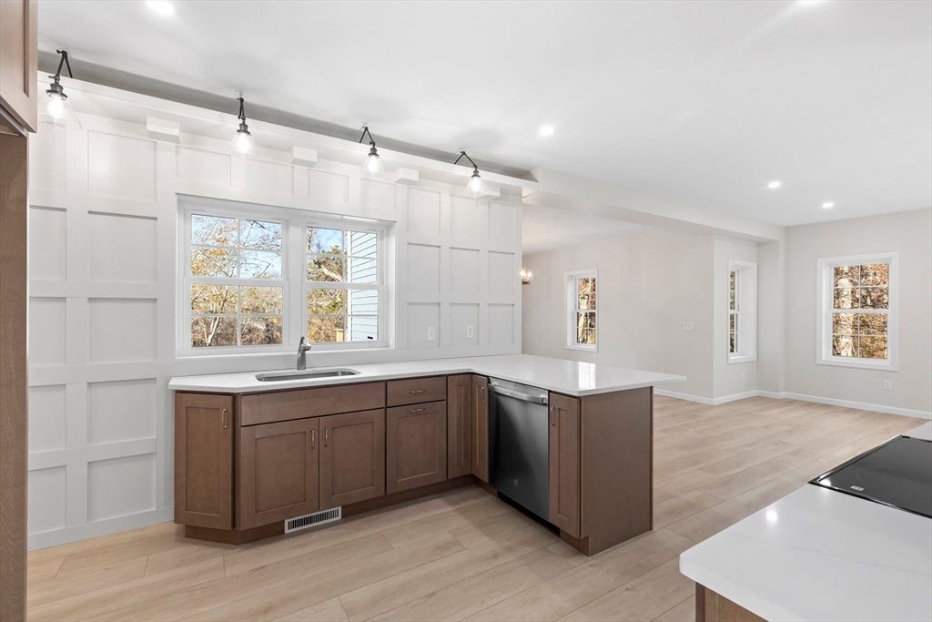 Plymouth, Massachusetts, 02360, United States, 3 Bedrooms Bedrooms, ,2 BathroomsBathrooms,Residential,For Sale,1999207