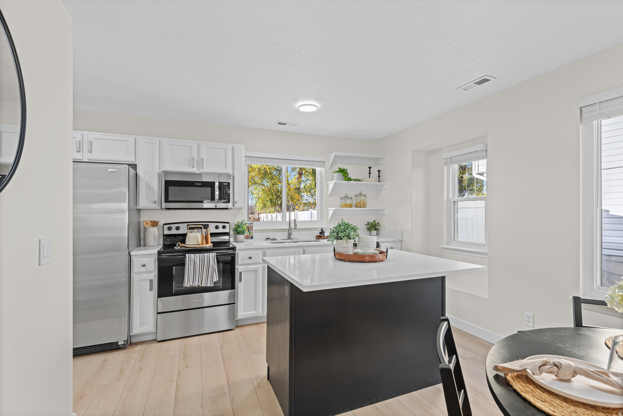 Sandy, Utah, 84070, United States, 3 Bedrooms Bedrooms, ,3 BathroomsBathrooms,Residential,For Sale,1996029