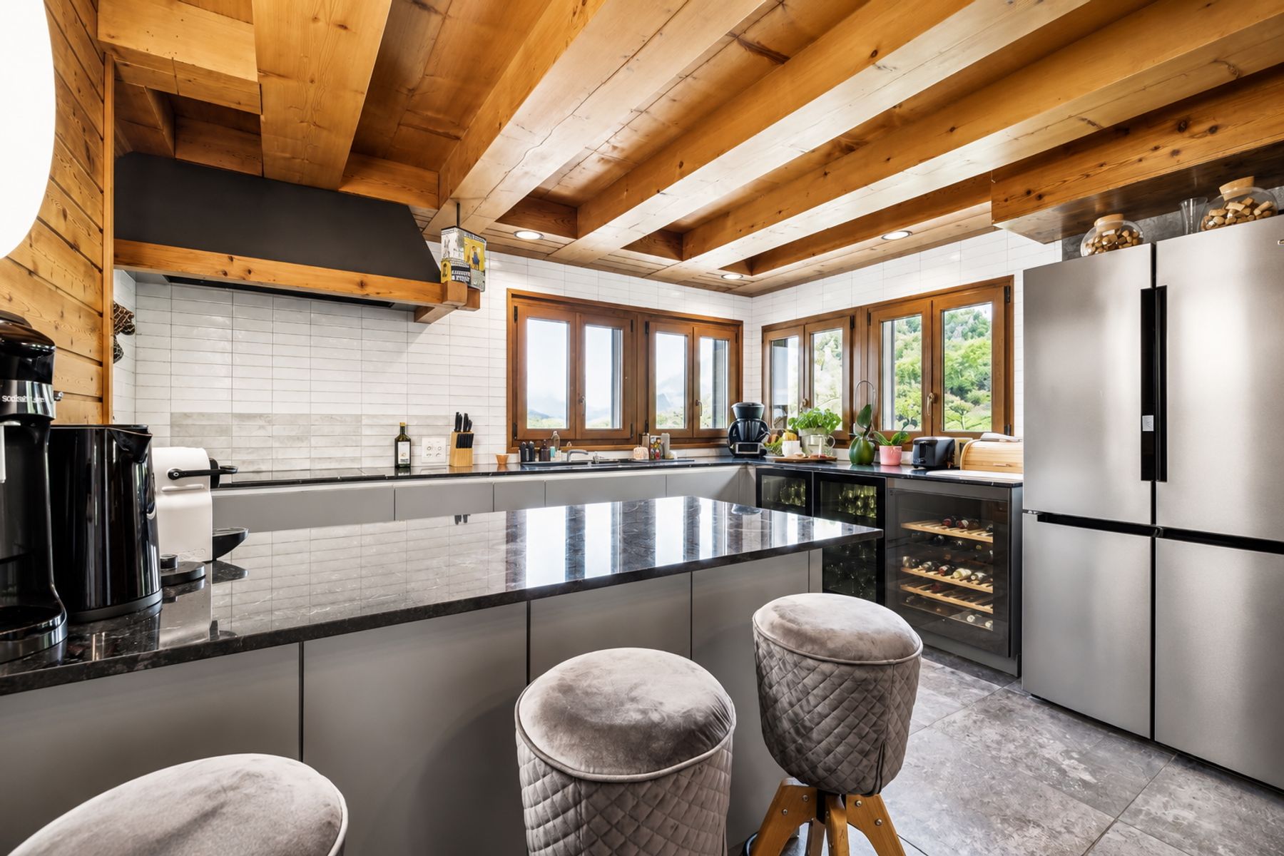  Beautifully renovated chalet with exceptional views - 物件實景