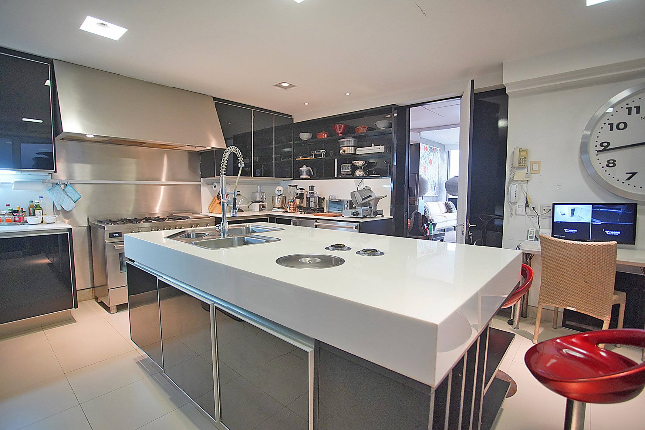  Oceanfront duplex penthouse with panoramic views and refined interiors - 物件實景