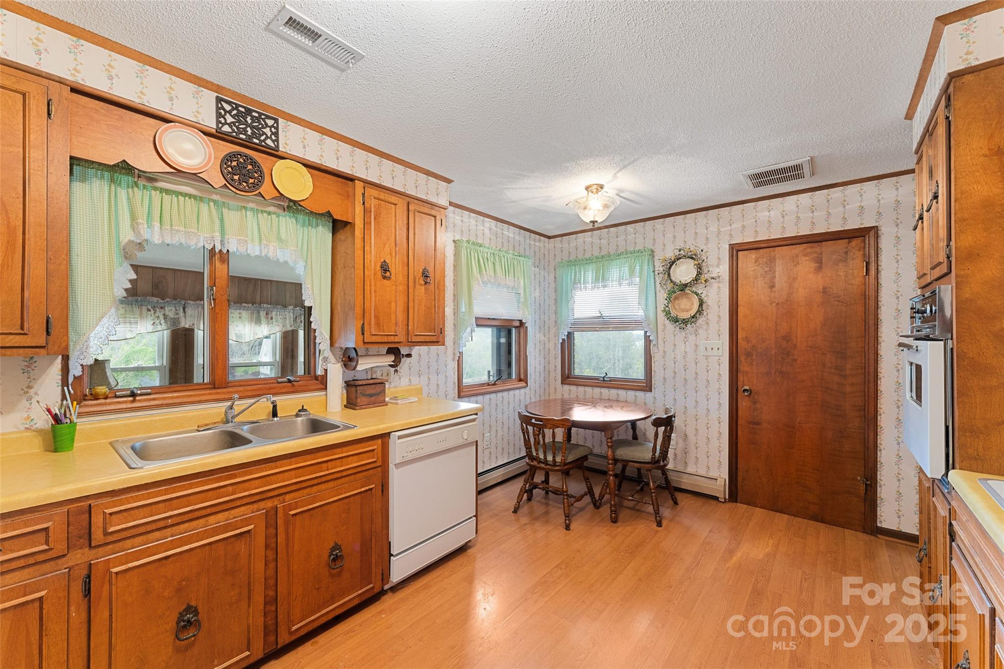 Leicester, North Carolina, 28748, United States, 3 Bedrooms Bedrooms, ,2 BathroomsBathrooms,Residential,For Sale,1938256