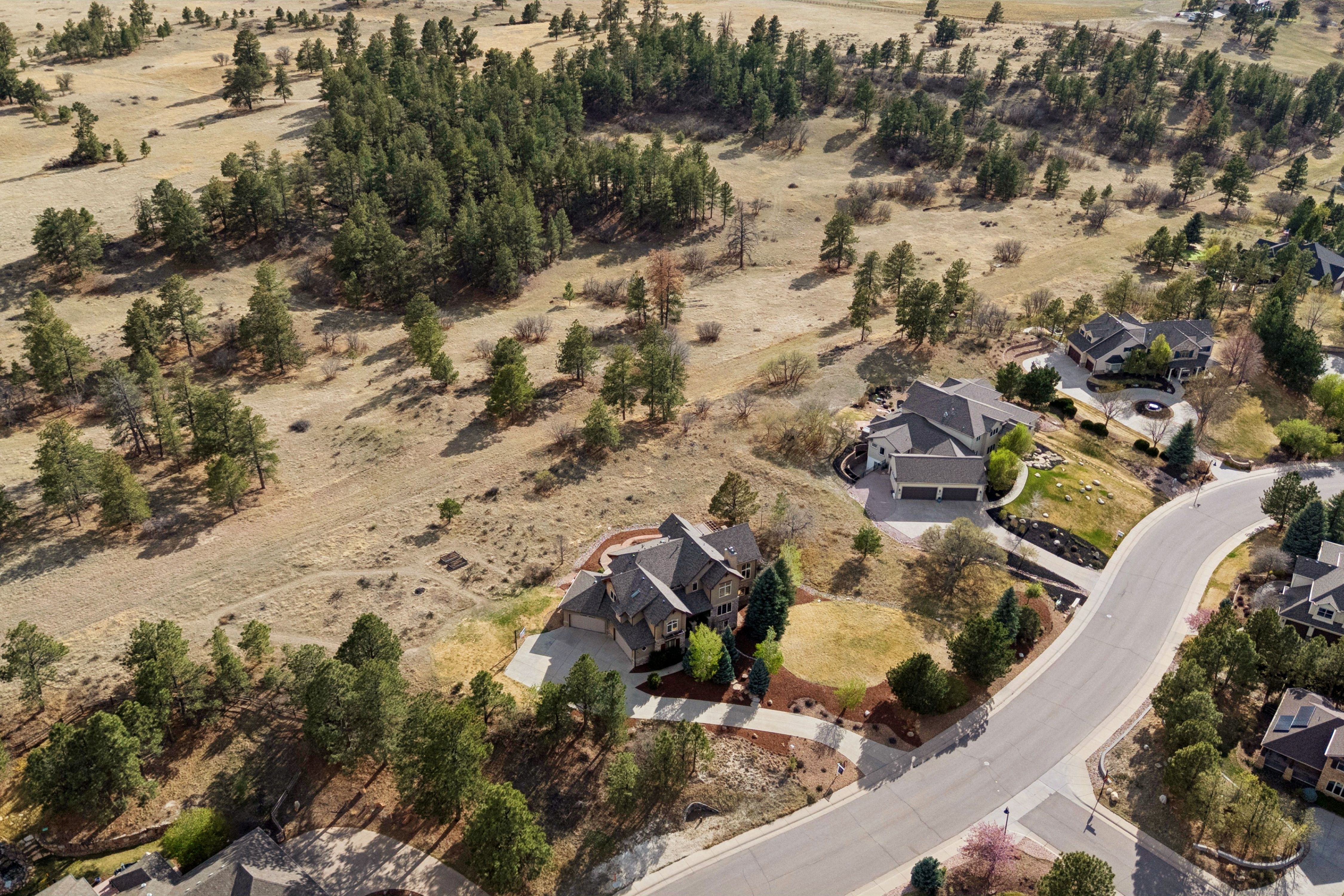  Set high on a hill in The Timbers and backing to open space - 物件實景