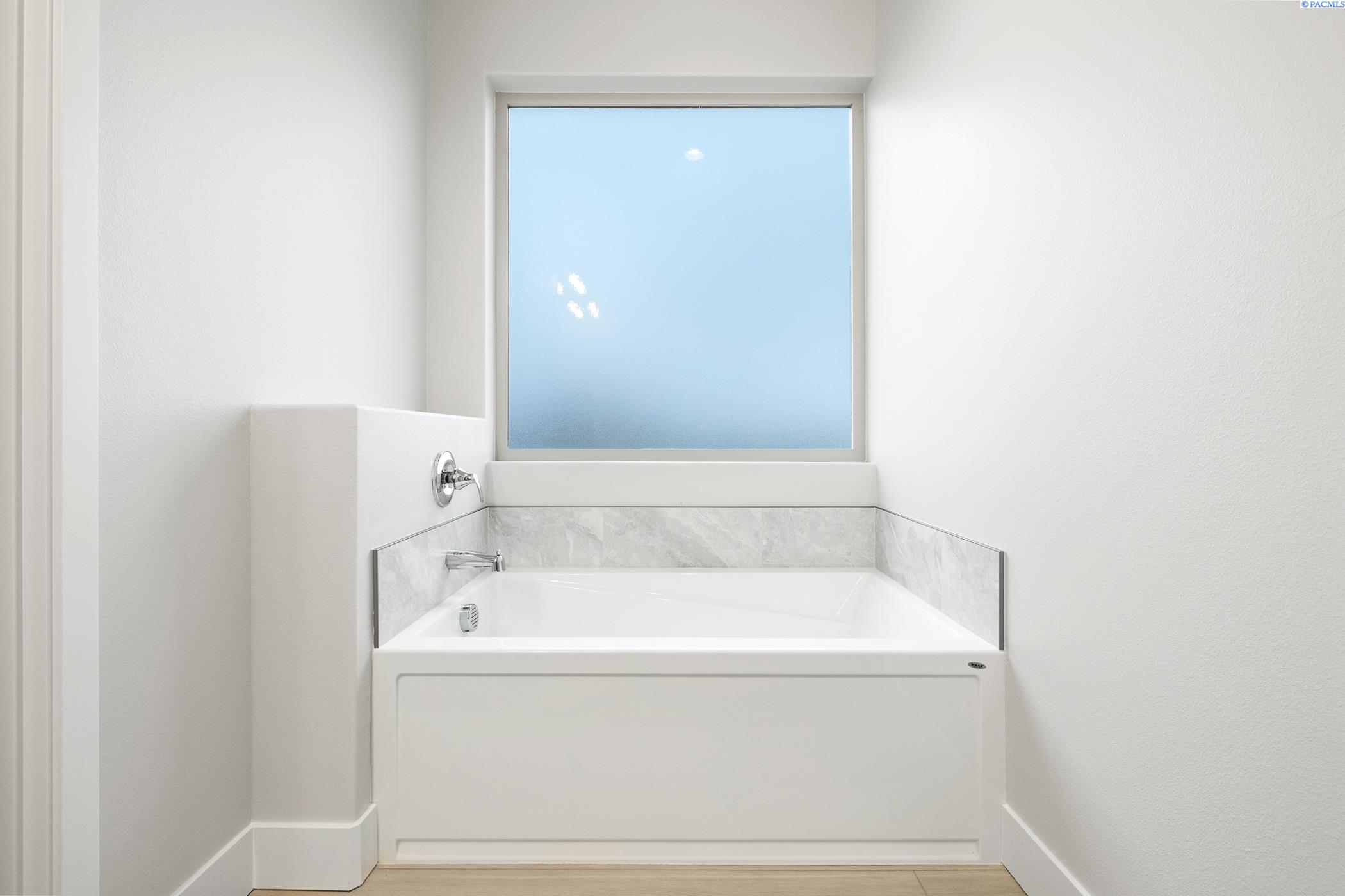 Kennewick, Washington, 99338, United States, 4 Bedrooms Bedrooms, ,2 BathroomsBathrooms,Residential,For Sale,1987872