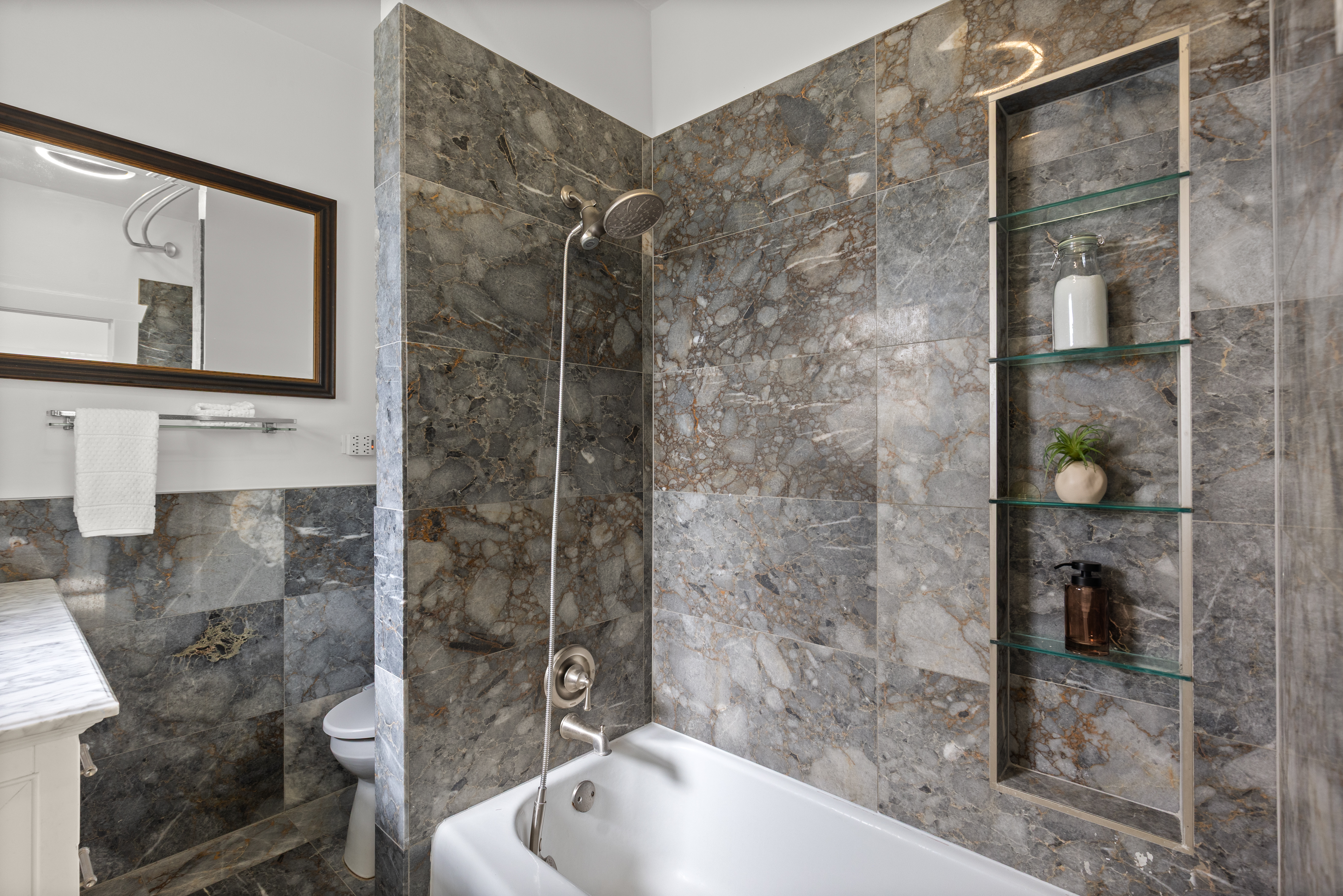  Wheat Ridge Home with Detached Garage and Flexible Upper Suite - 物件實景